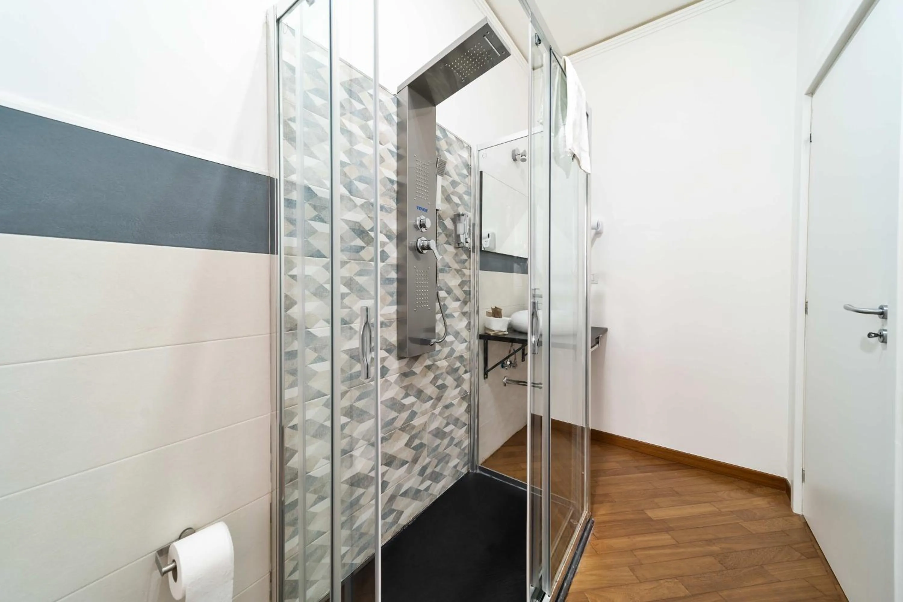 Shower in Dante 138 Class rooms & apartments