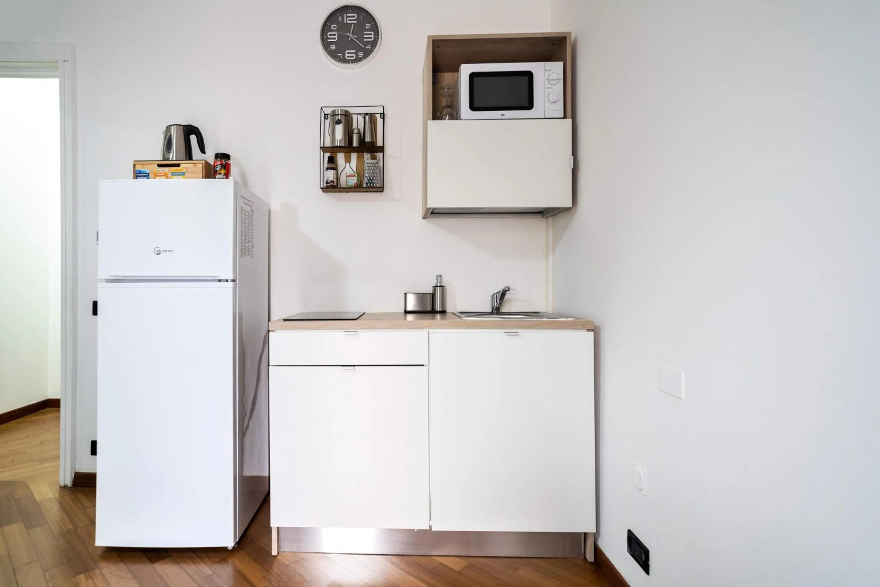 Coffee/tea facilities in Dante 138 Class rooms & apartments