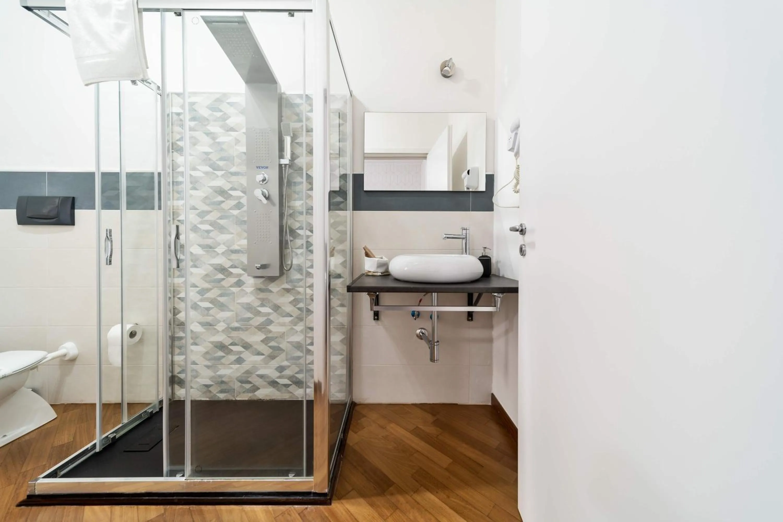 Bathroom in Dante 138 Class rooms & apartments