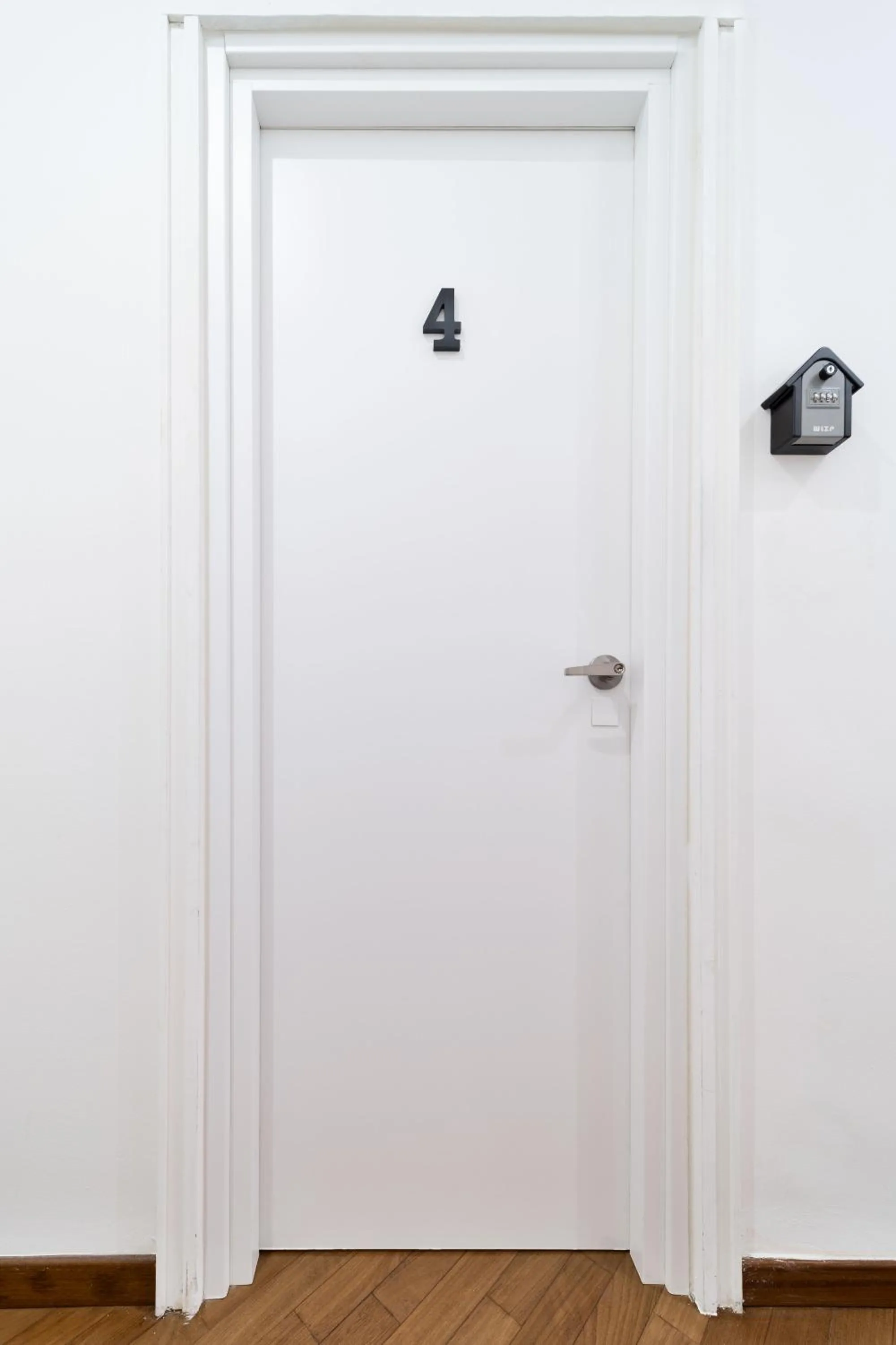 Facade/entrance in Dante 138 Class rooms & apartments