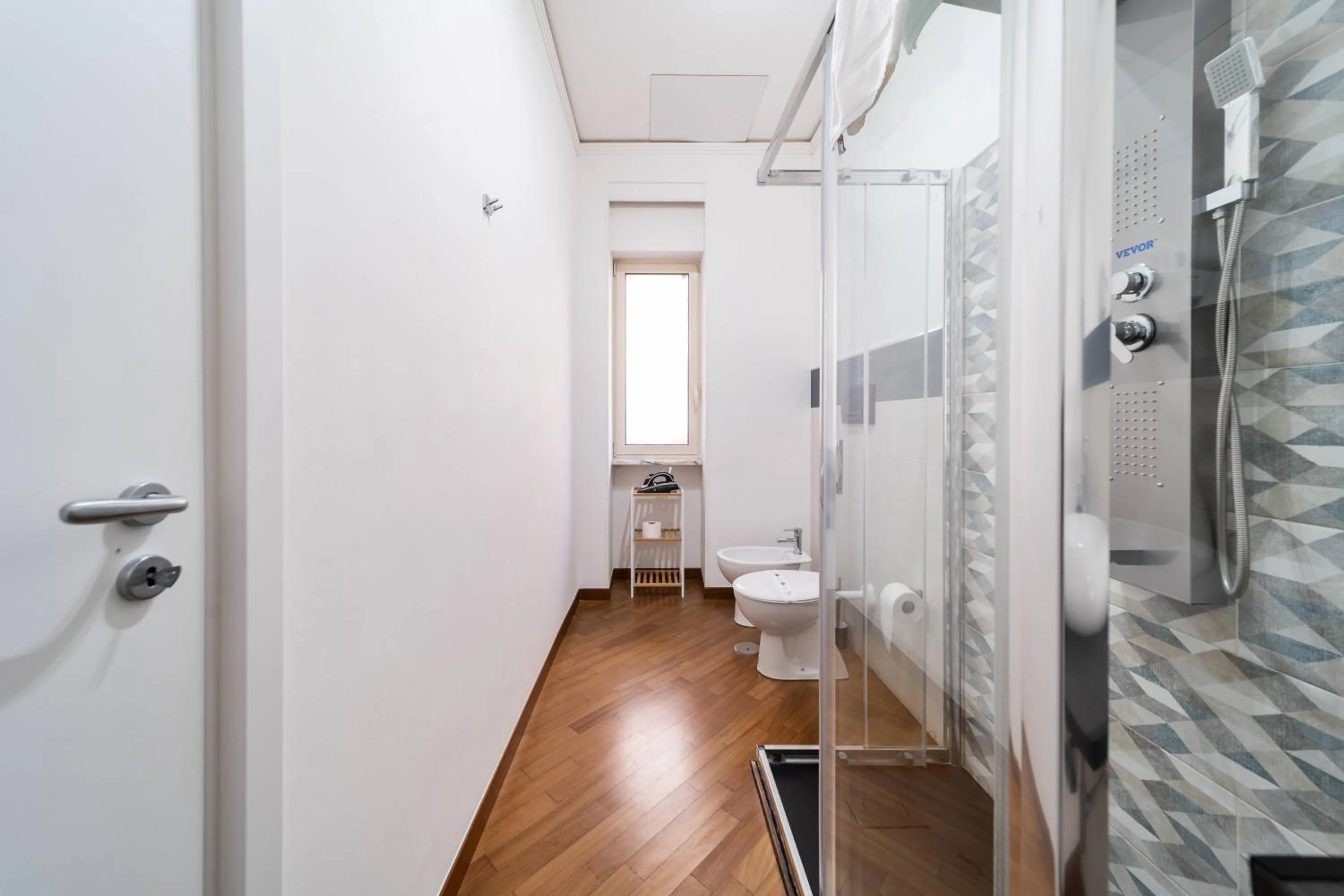 Shower in Dante 138 Class rooms & apartments