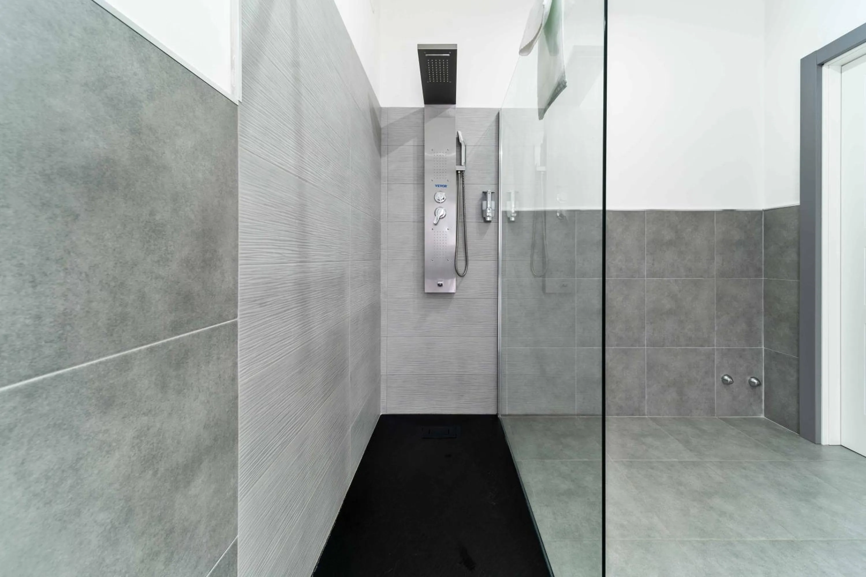 Shower in Dante 138 Class rooms & apartments