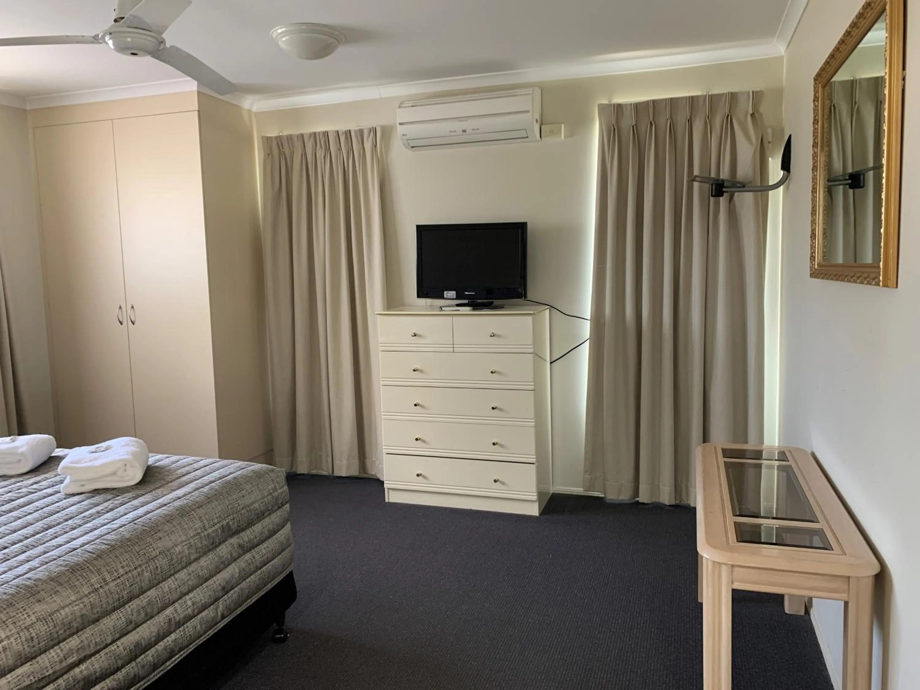 Bedroom, Bed in Biloela Palms Motor Inn