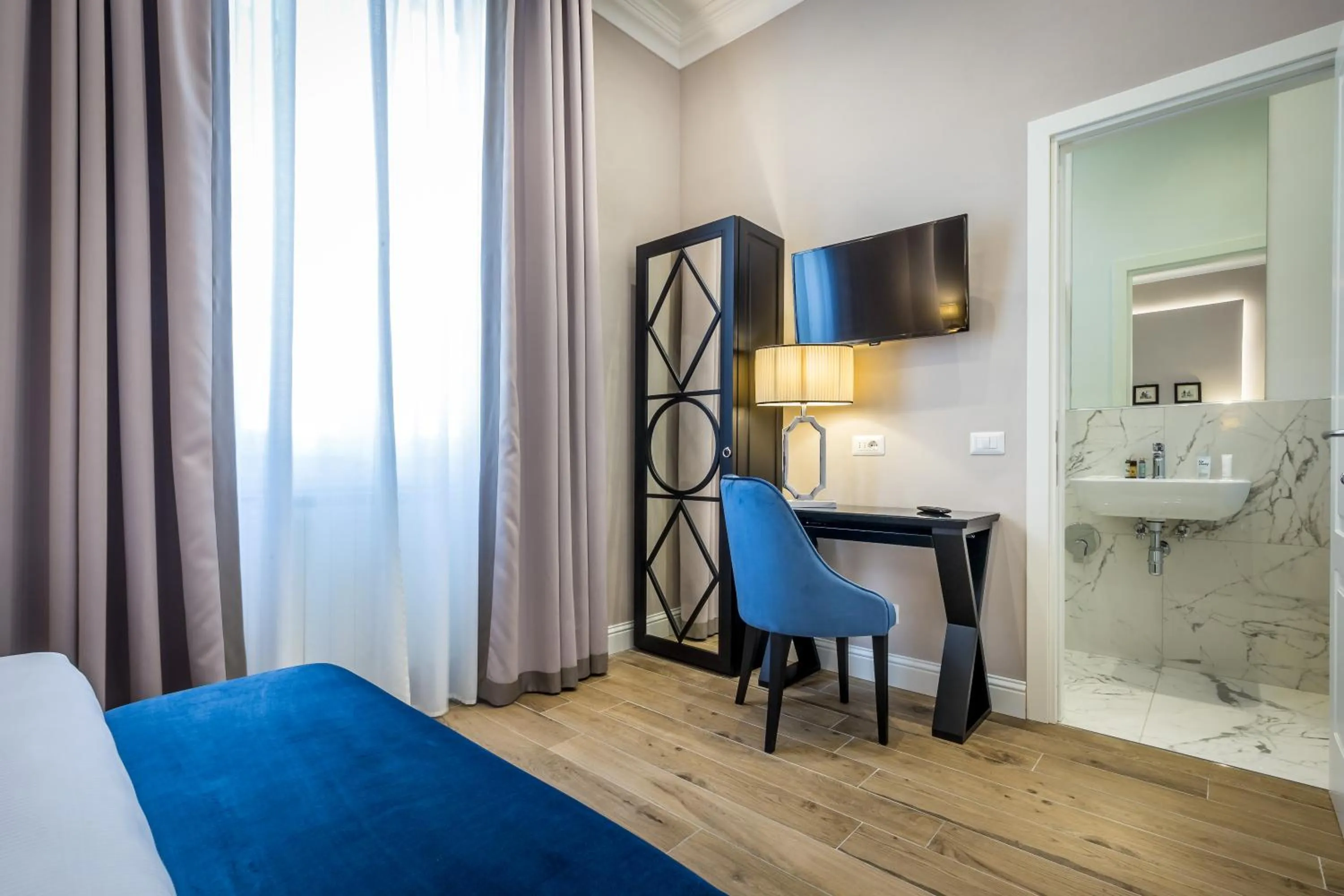 Photo of the whole room, Bed in Hotel Emma Small Luxury Hotel