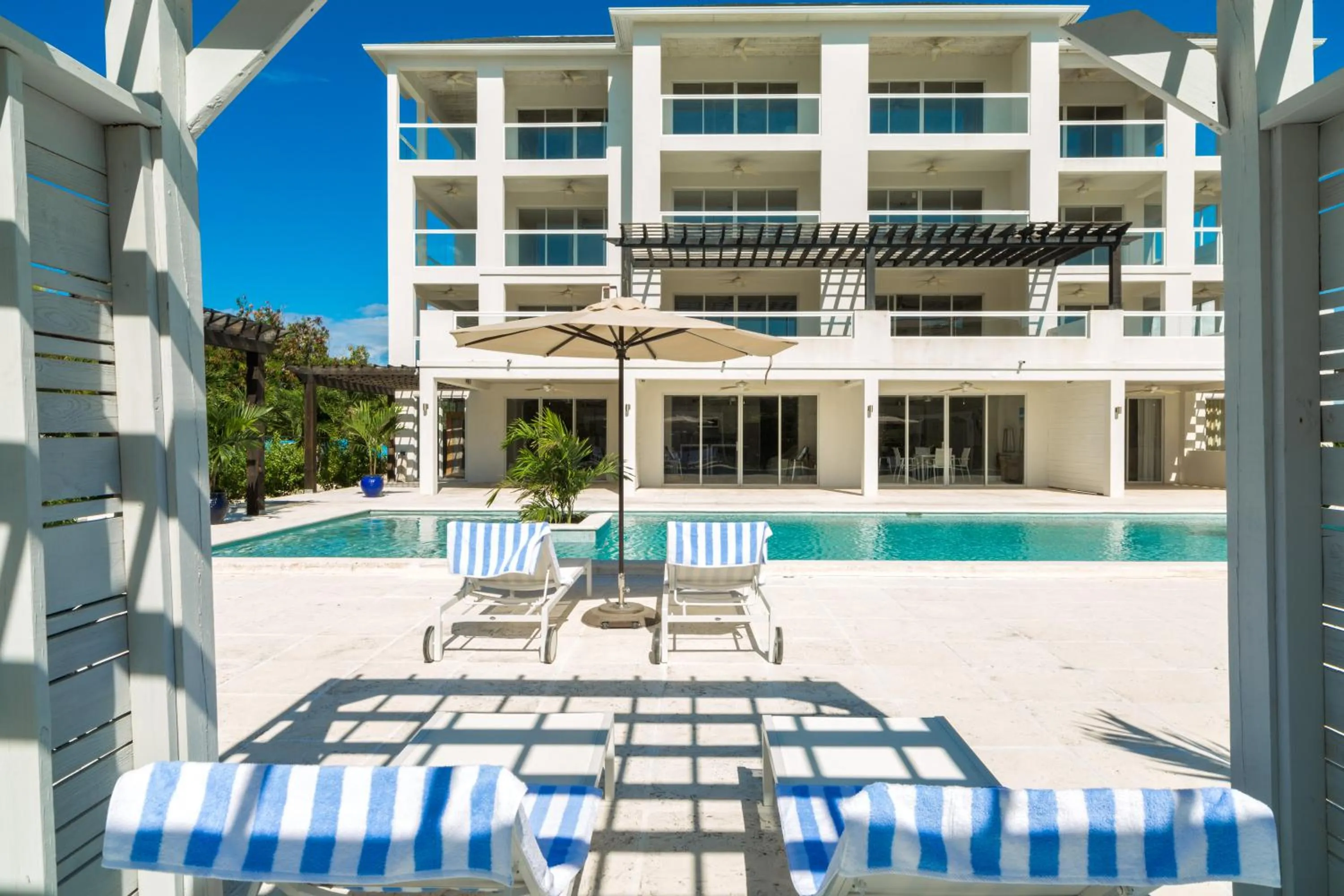 Swimming pool in The Tides, Grace Bay