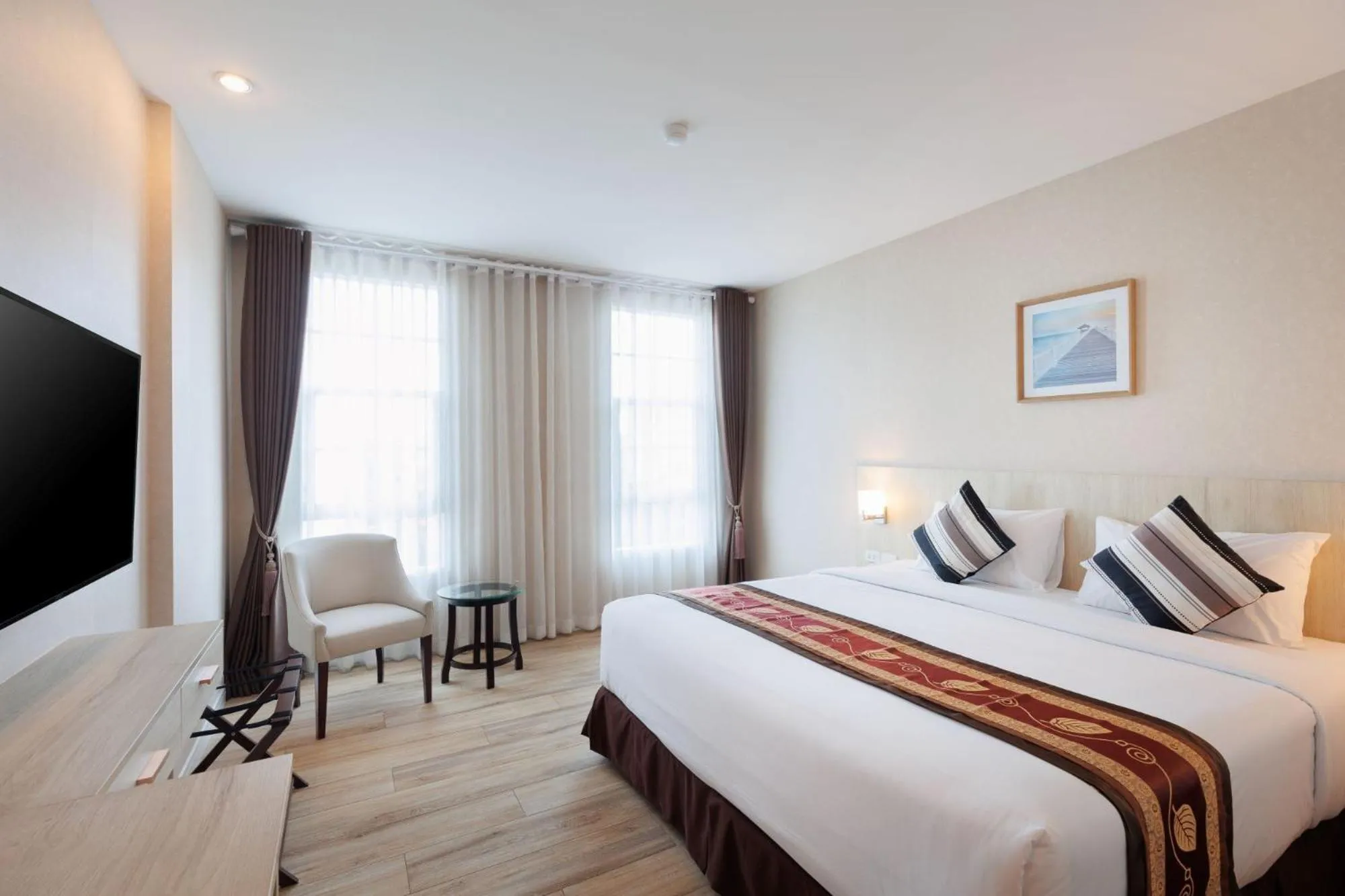 Bed in Le Cannes Hotel