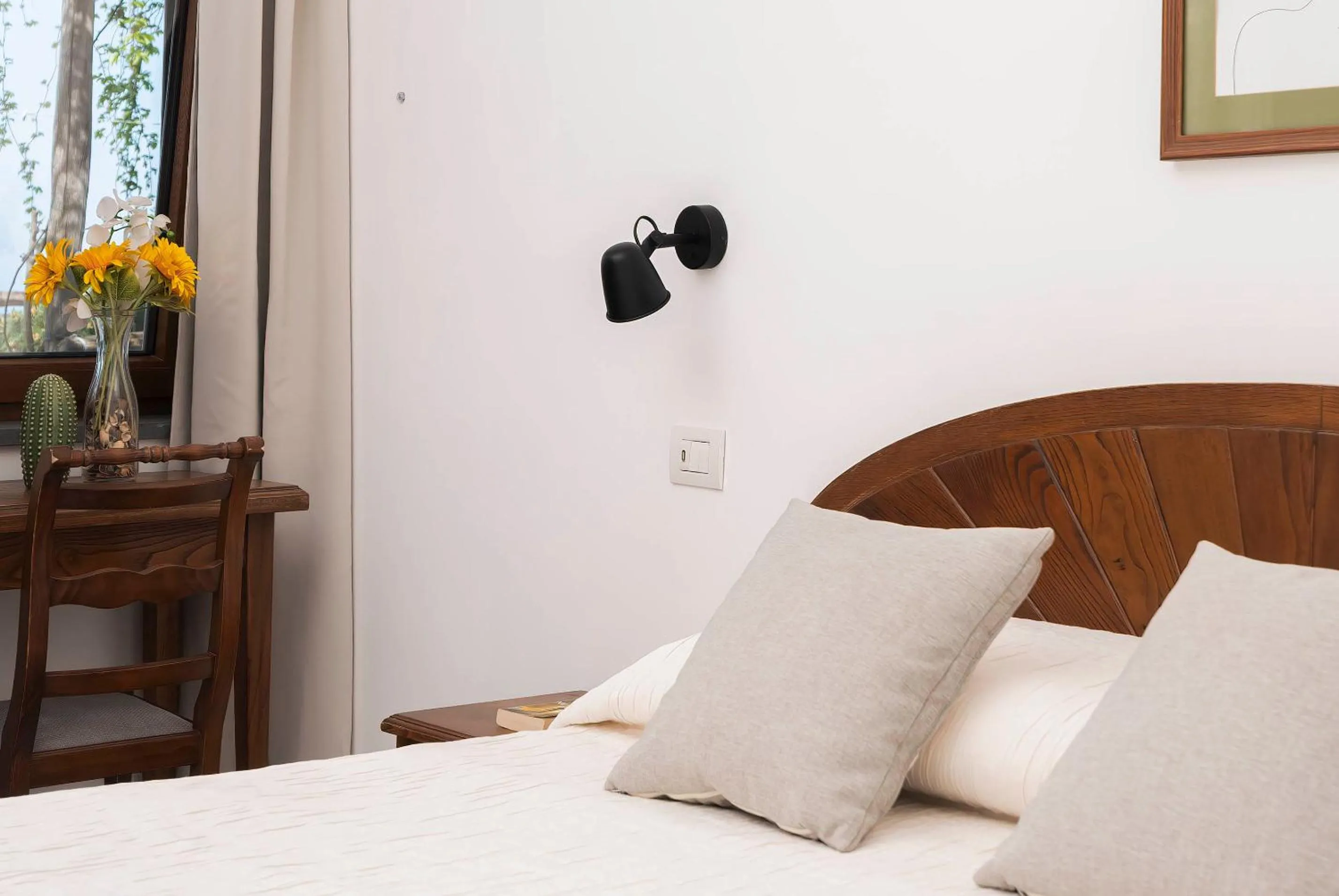 Decorative detail, Bed in Hotel Il Girasole