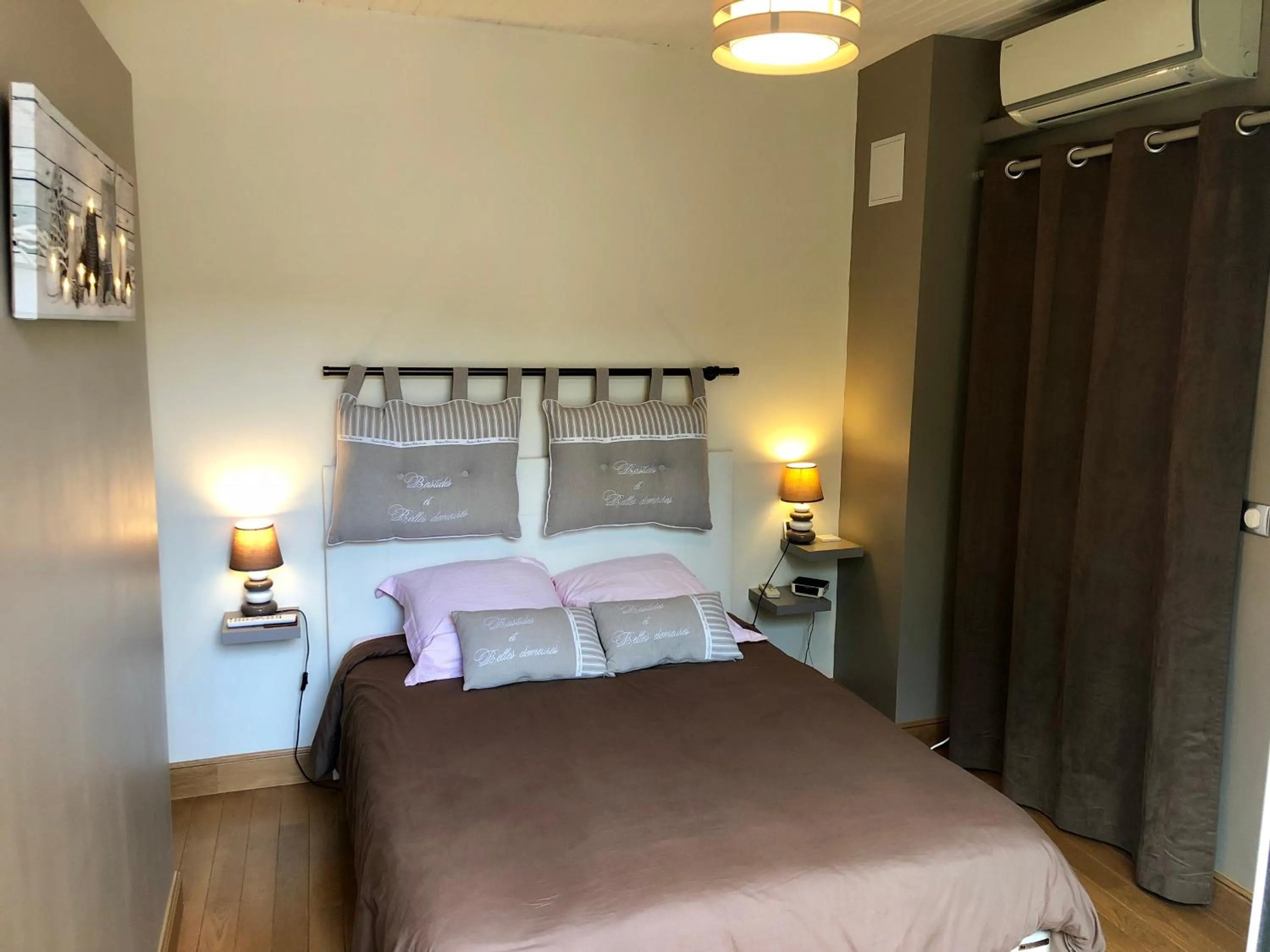 Bed in Villa Eugénie Melun