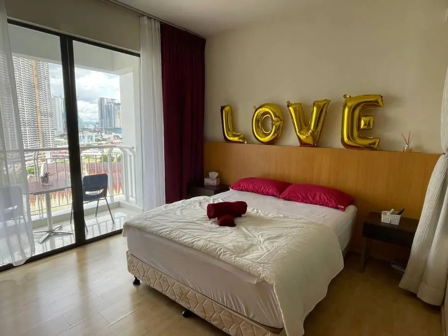 Bed in Private Jacuzzi Staycation at KL City 921