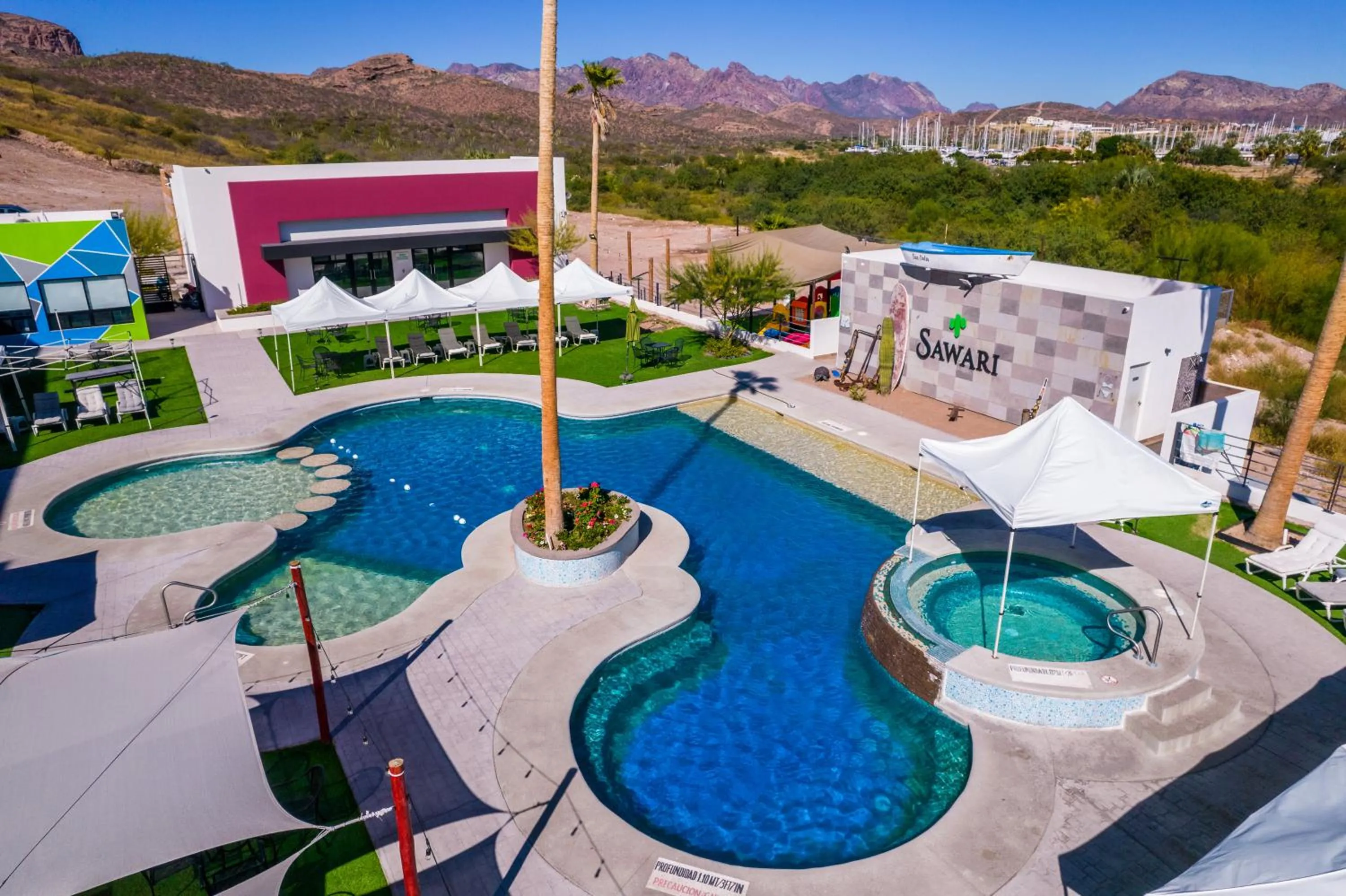 Swimming pool in Sawari Hotel