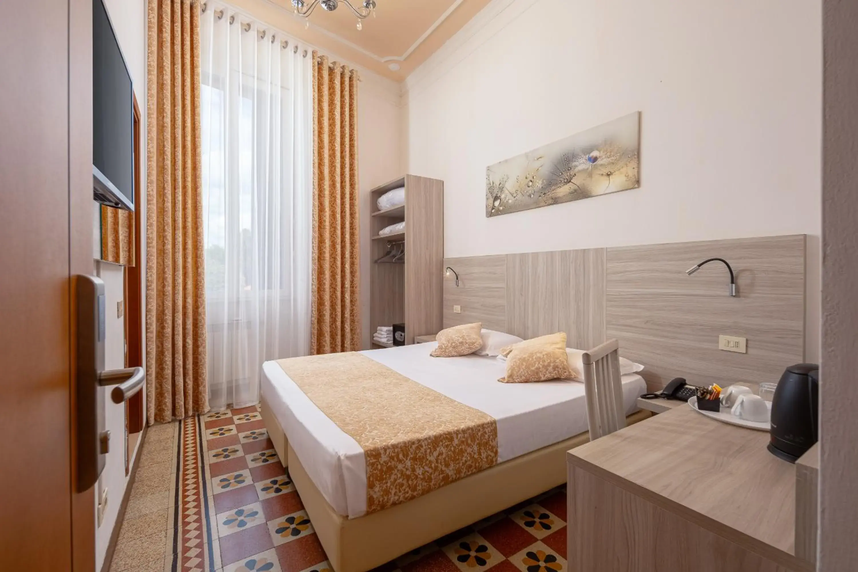 Coffee/tea facilities, Bed in Lilium Hotel Coffee/tea facilities, Bed in Lilium Hotel