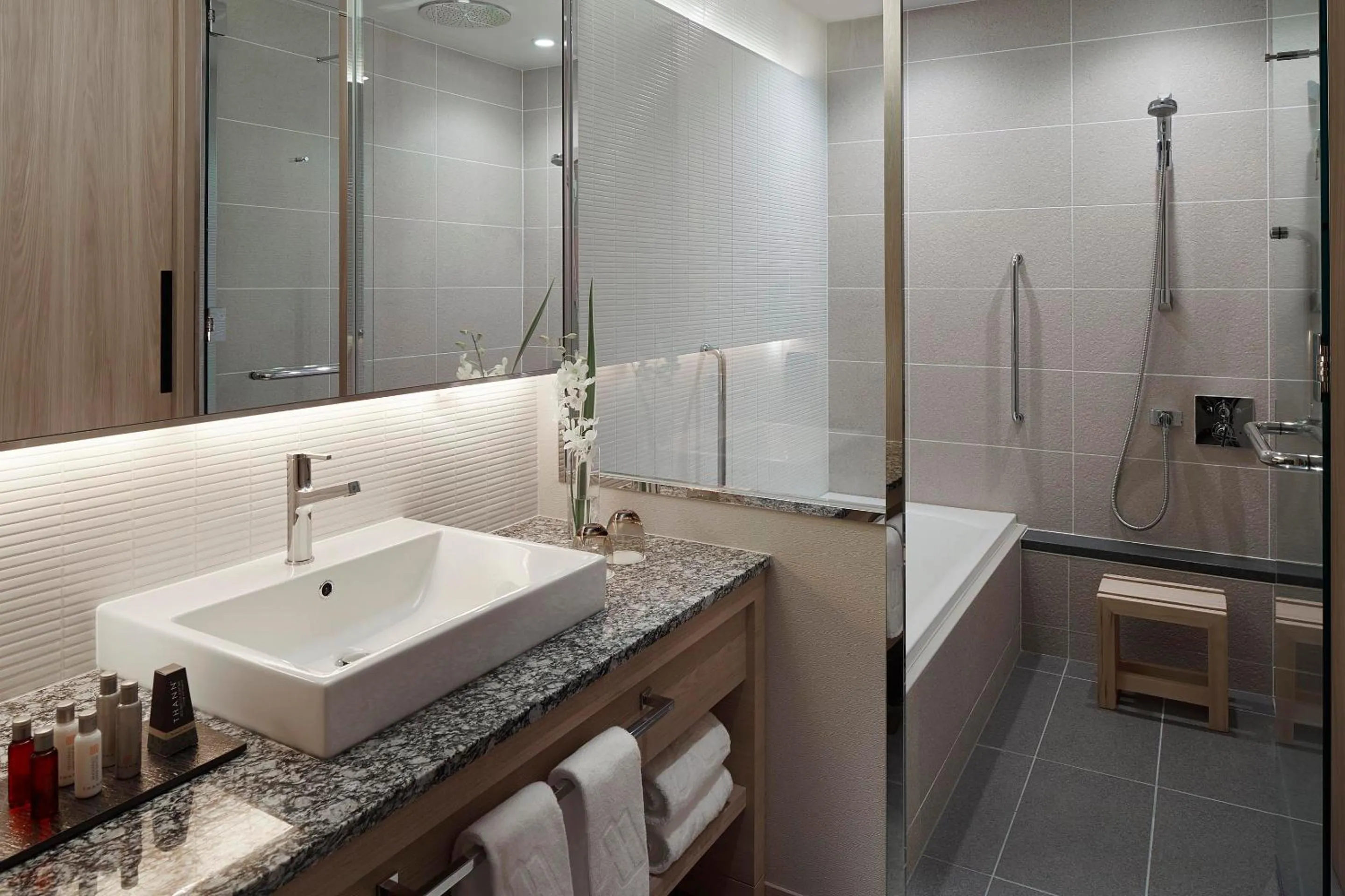 Shower in Osaka Marriott Miyako Hotel