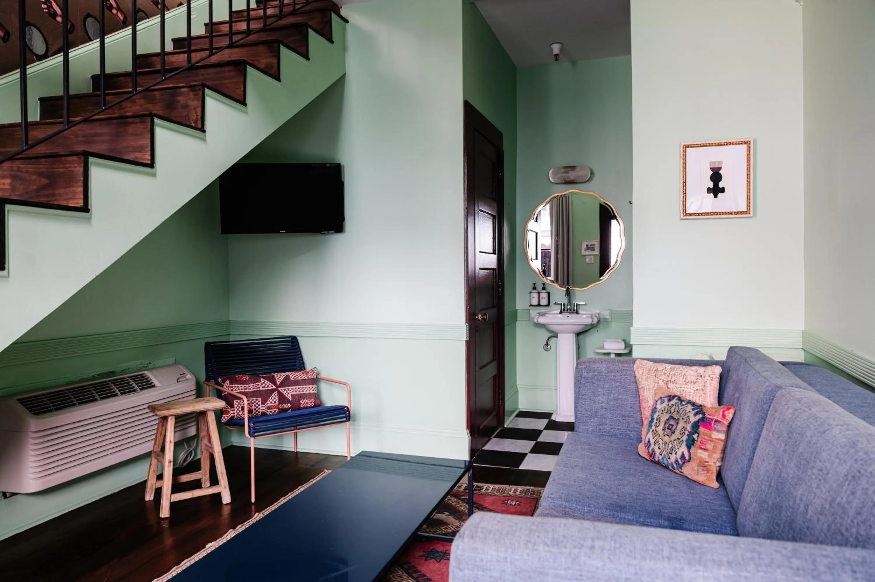 TV and multimedia in The Frenchmen New Orleans by Kasa Living