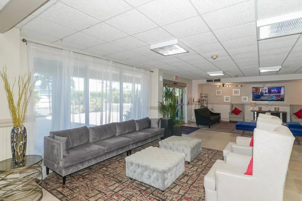 Room 127 - Waterfront, Heated Pool, Huge TV, Tiki Bar & Grill