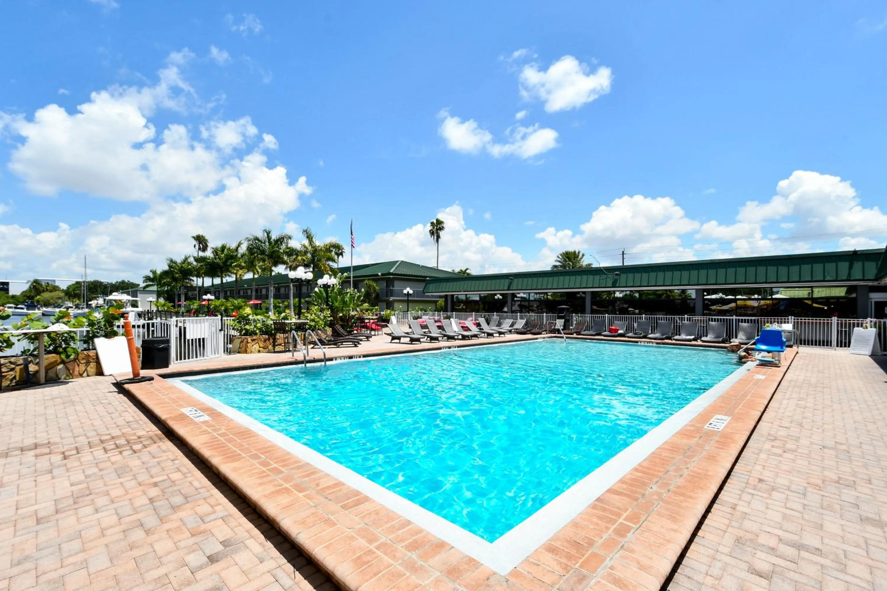 Room 127 - Waterfront, Heated Pool, Huge TV, Tiki Bar & Grill