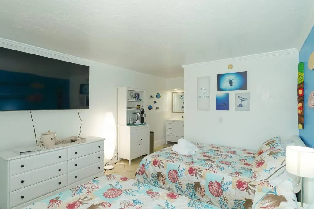 Bed in Room 127 - Waterfront, Heated Pool, Huge TV, Tiki Bar & Grill