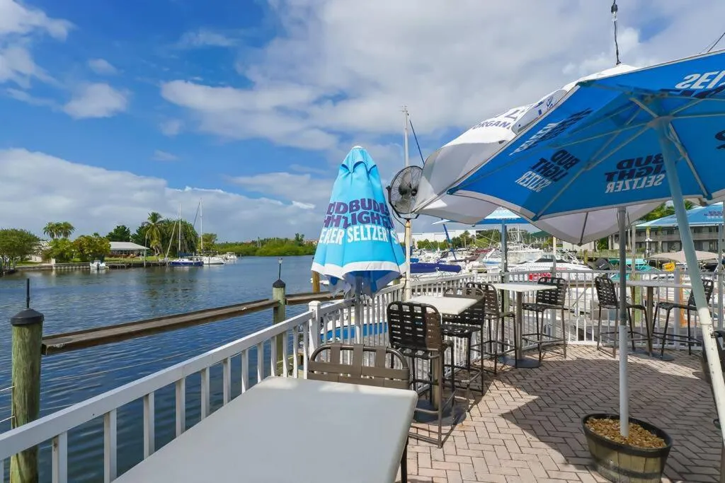 Room 127 - Waterfront, Heated Pool, Huge TV, Tiki Bar & Grill