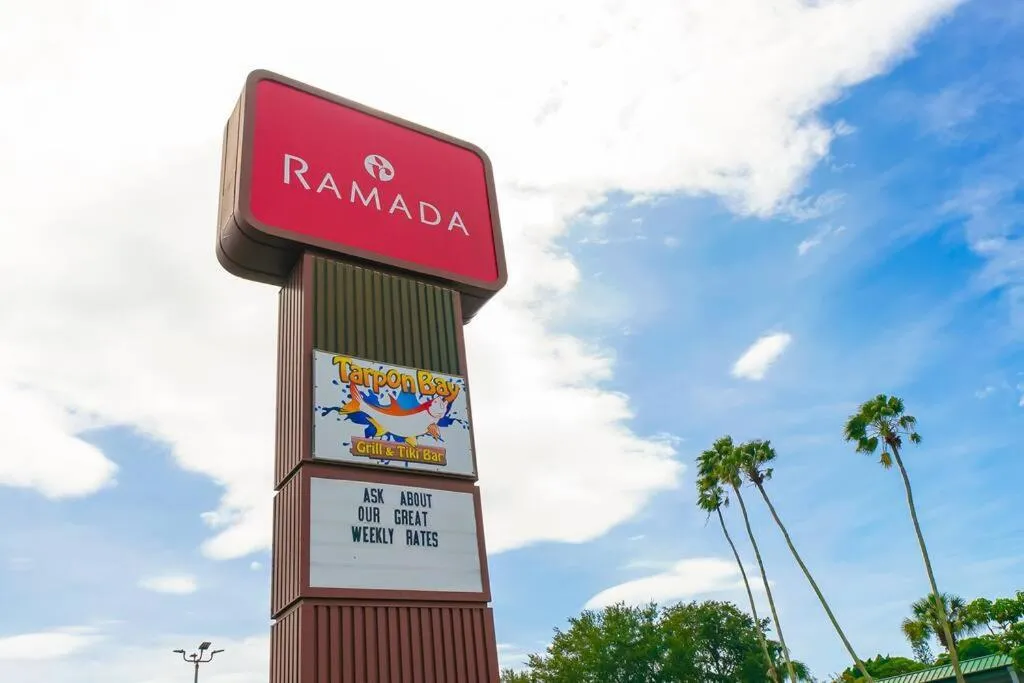 Room 127 - Waterfront, Heated Pool, Huge TV, Tiki Bar & Grill