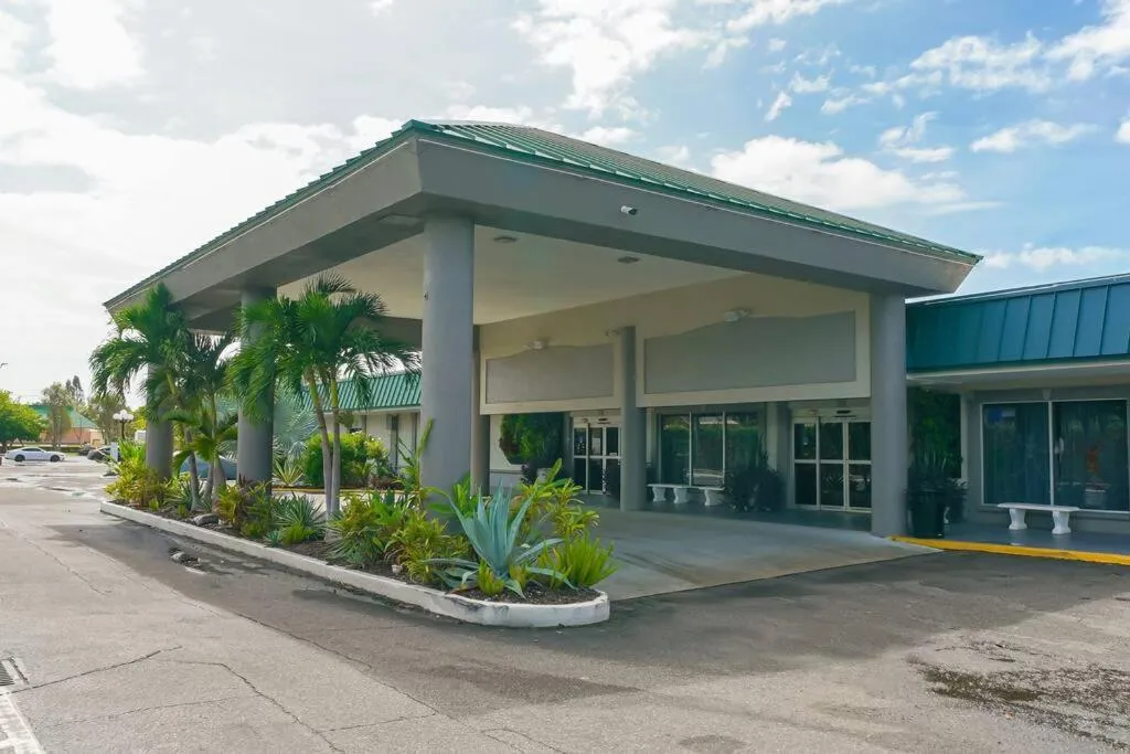 Room 127 - Waterfront, Heated Pool, Huge TV, Tiki Bar & Grill