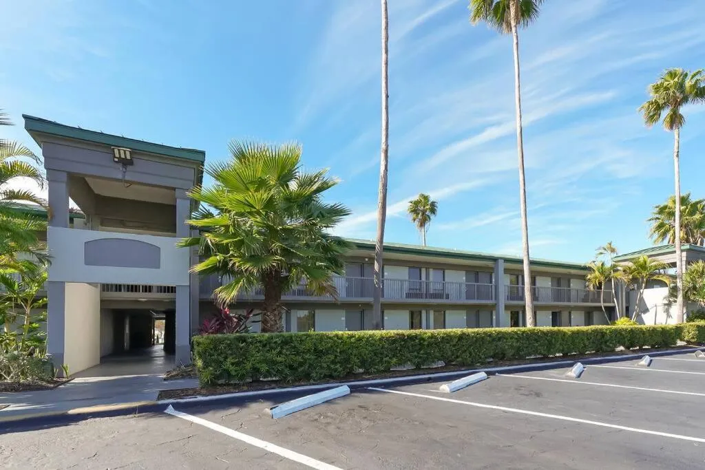 Room 127 - Waterfront, Heated Pool, Huge TV, Tiki Bar & Grill