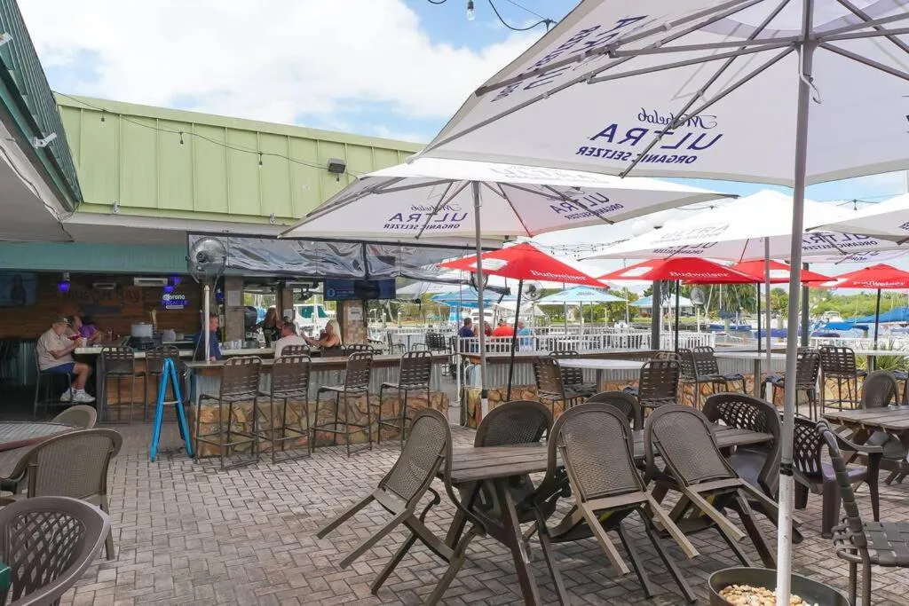 Room 127 - Waterfront, Heated Pool, Huge TV, Tiki Bar & Grill