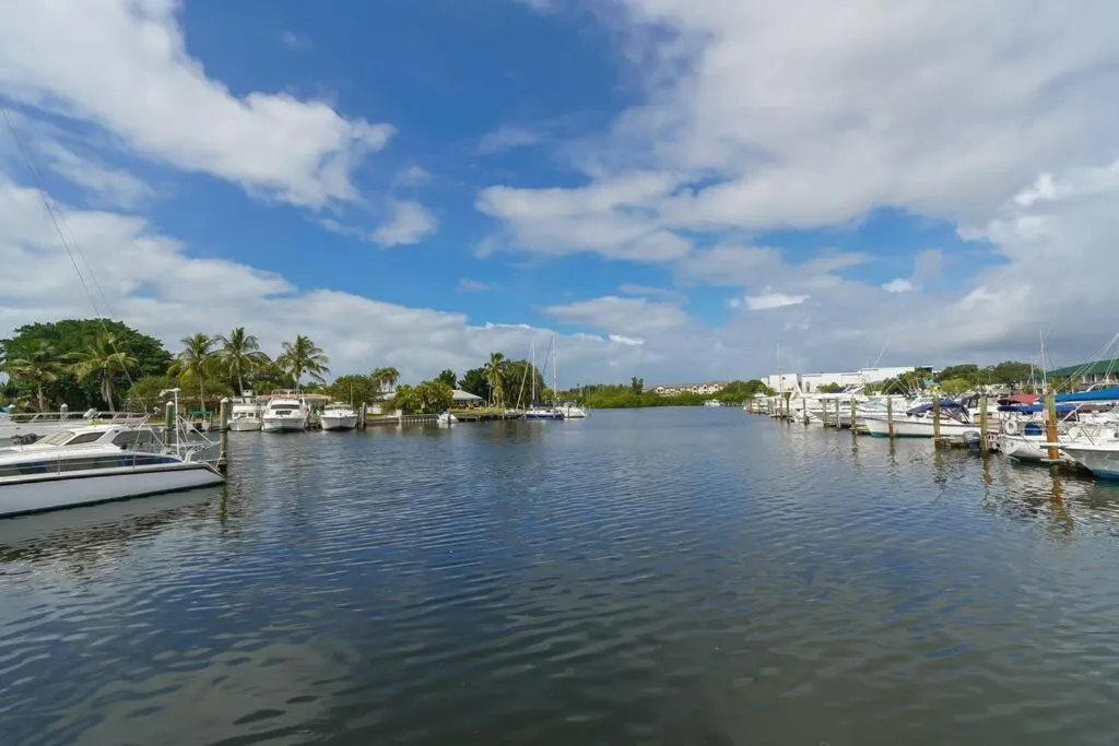 Room 127 - Waterfront, Heated Pool, Huge TV, Tiki Bar & Grill