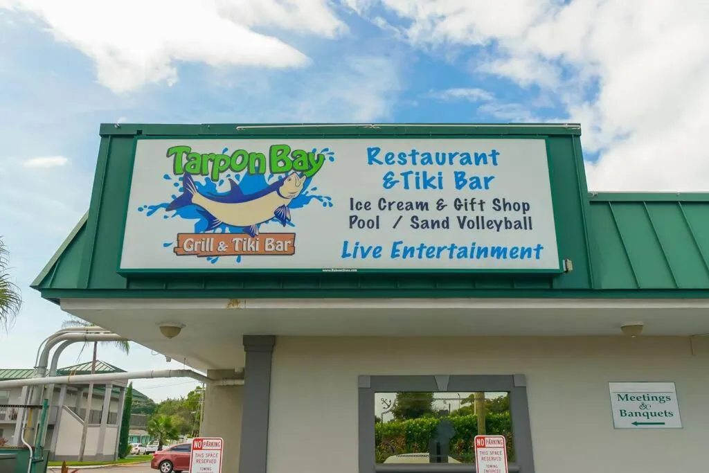 Room 127 - Waterfront, Heated Pool, Huge TV, Tiki Bar & Grill