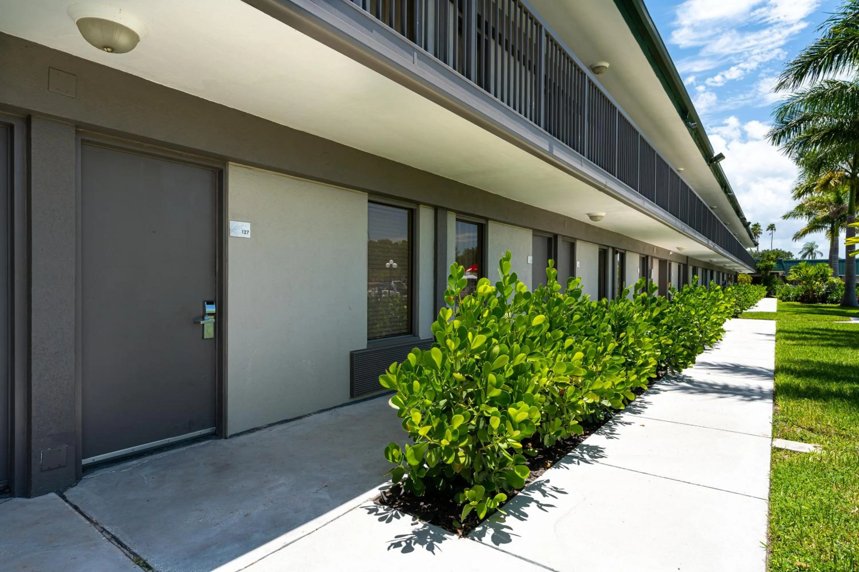 Room 127 - Waterfront, Heated Pool, Huge TV, Tiki Bar & Grill