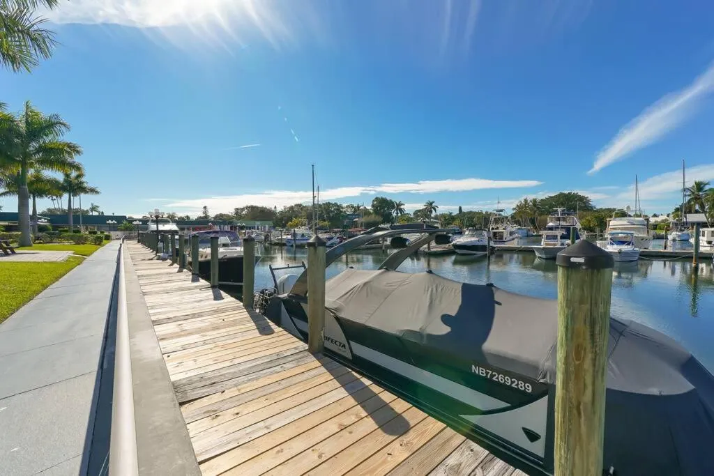 Room 127 - Waterfront, Heated Pool, Huge TV, Tiki Bar & Grill