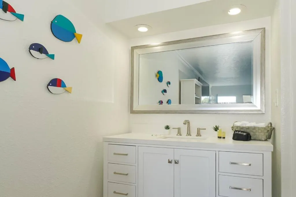 Room 127 - Waterfront, Heated Pool, Huge TV, Tiki Bar & Grill