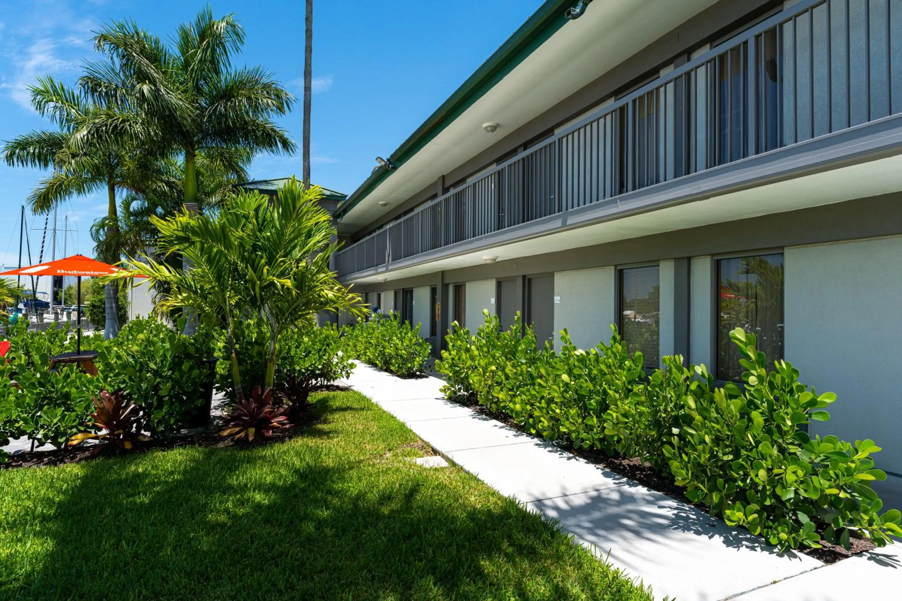 Room 127 - Waterfront, Heated Pool, Huge TV, Tiki Bar & Grill