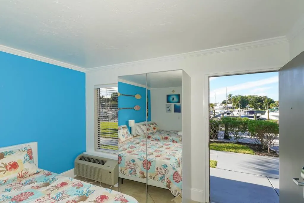 Bed in Room 127 - Waterfront, Heated Pool, Huge TV, Tiki Bar & Grill