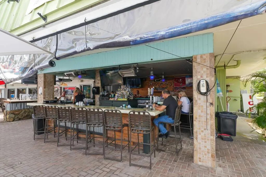 Room 127 - Waterfront, Heated Pool, Huge TV, Tiki Bar & Grill