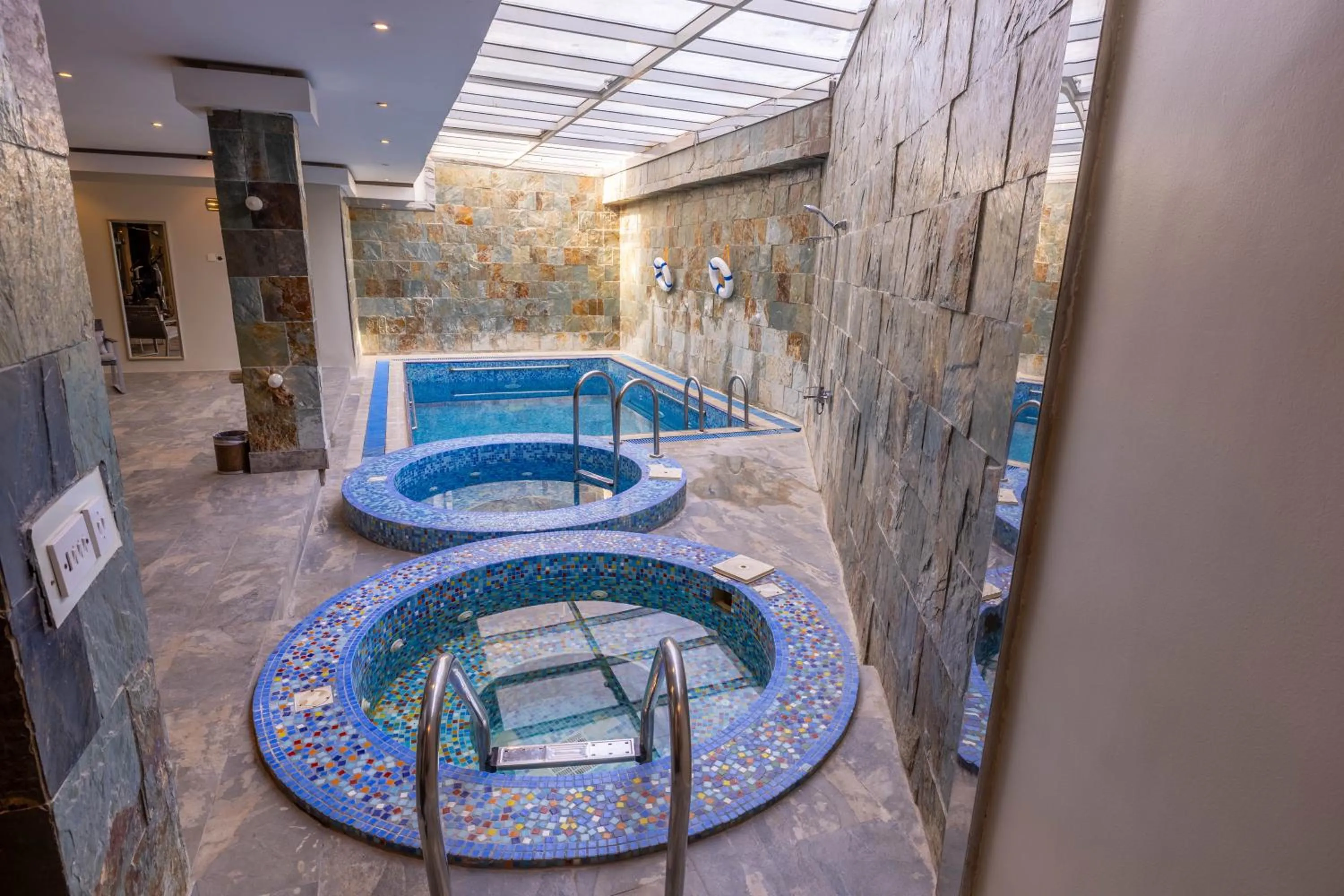 Swimming pool in Al Muhaidb Residence Al Takhasossi 2