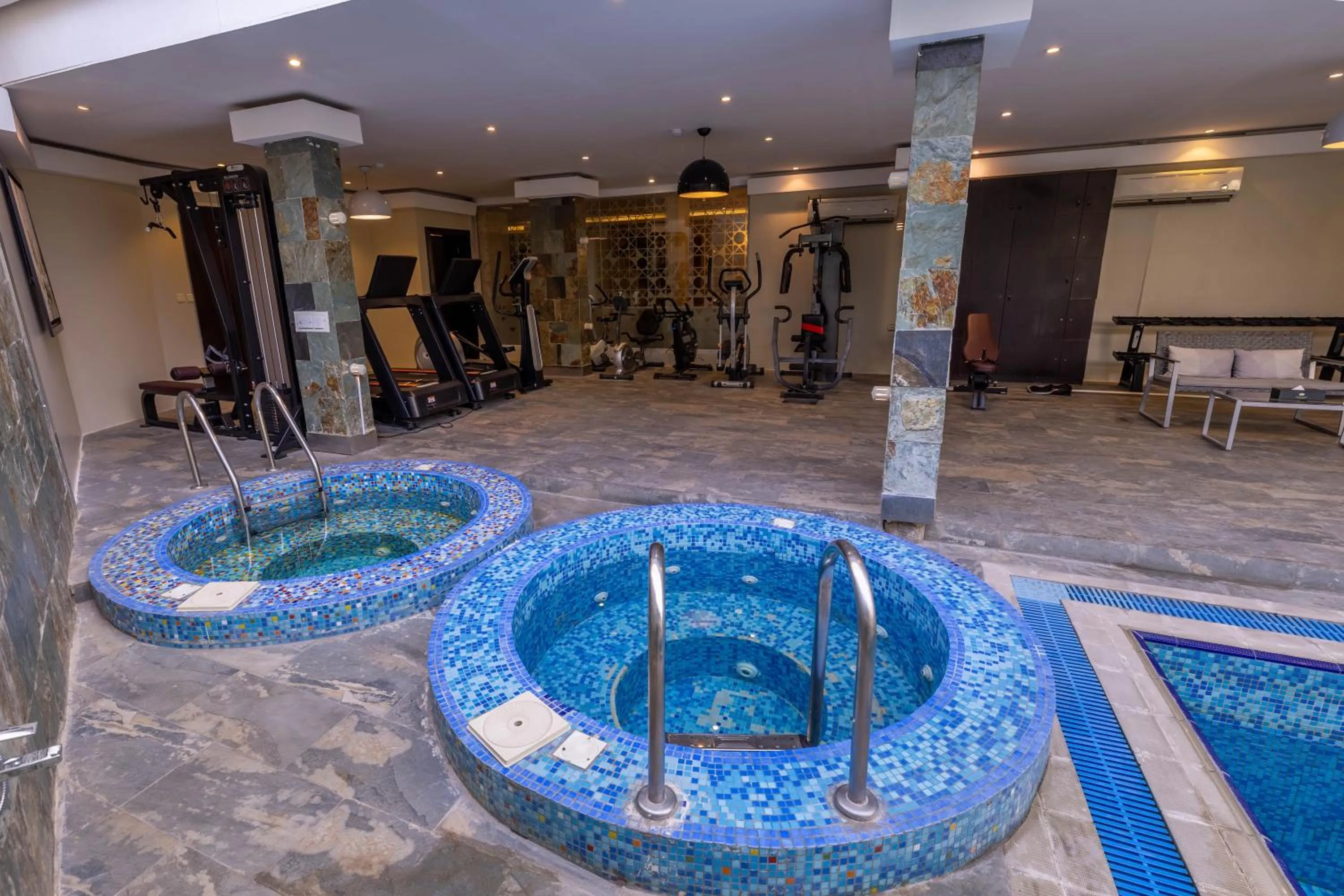 Swimming pool in Al Muhaidb Residence Al Takhasossi 2