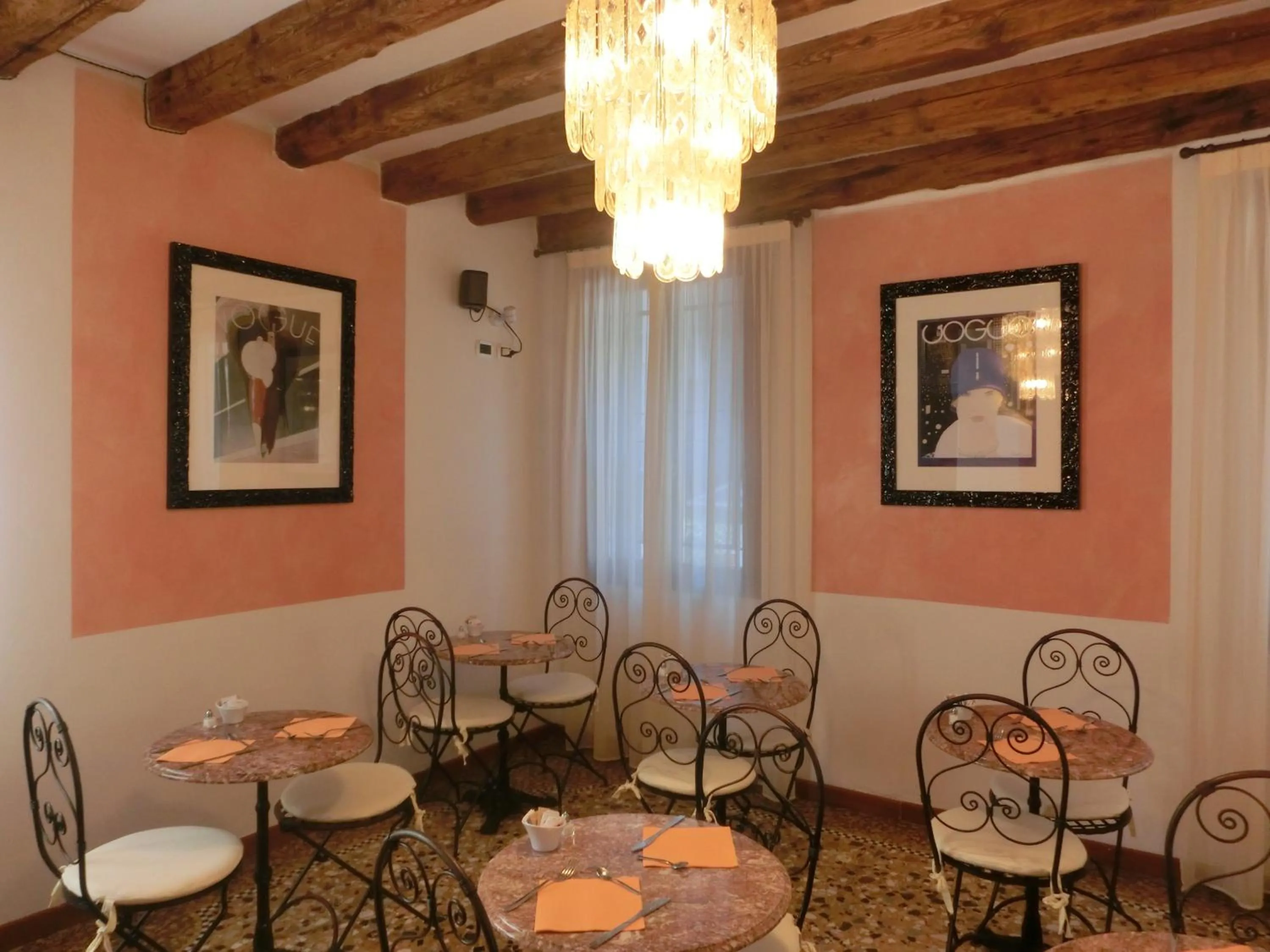 Restaurant/places to eat in Locanda Art Deco