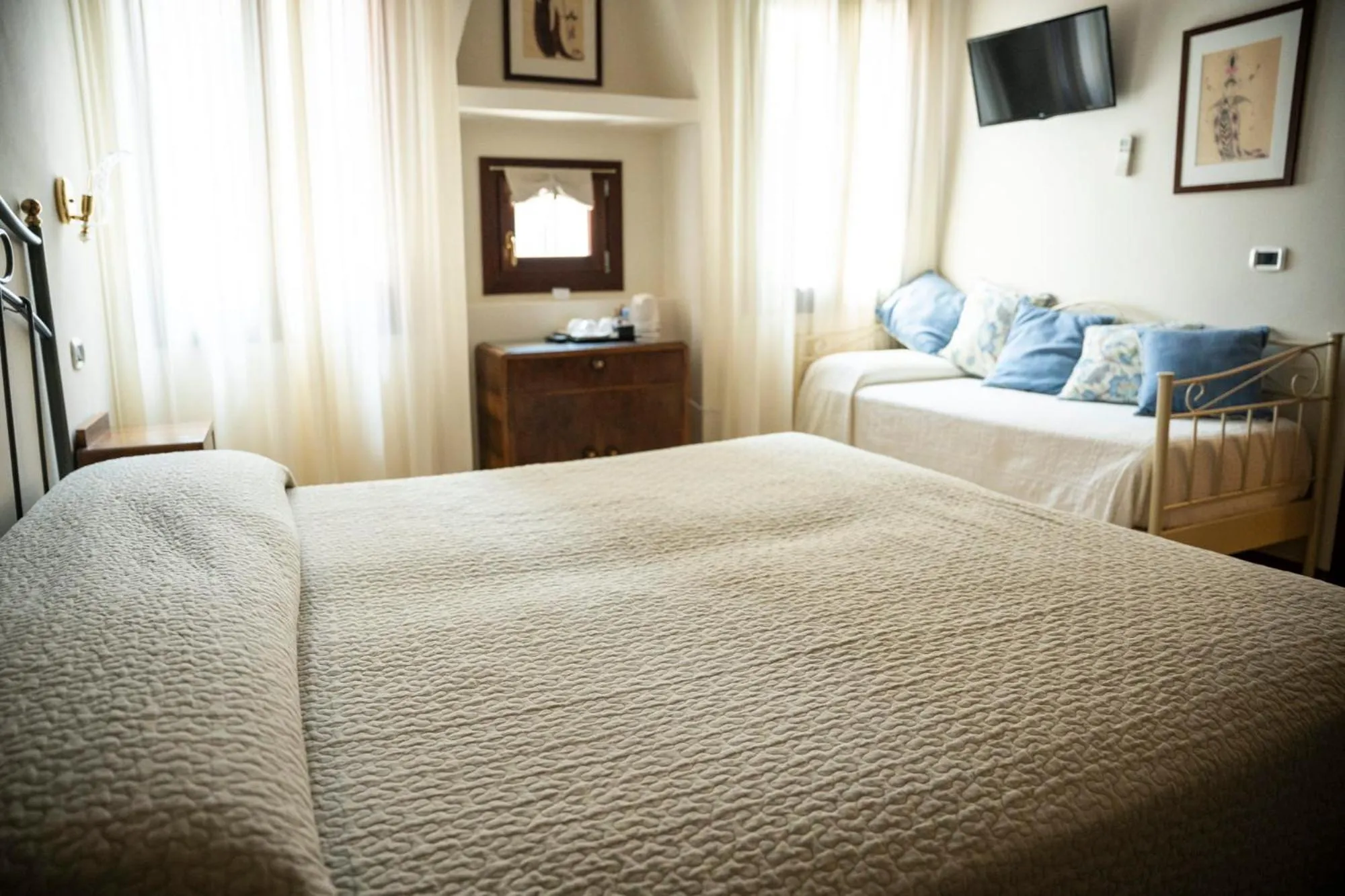 Photo of the whole room, Bed in Locanda Art Deco