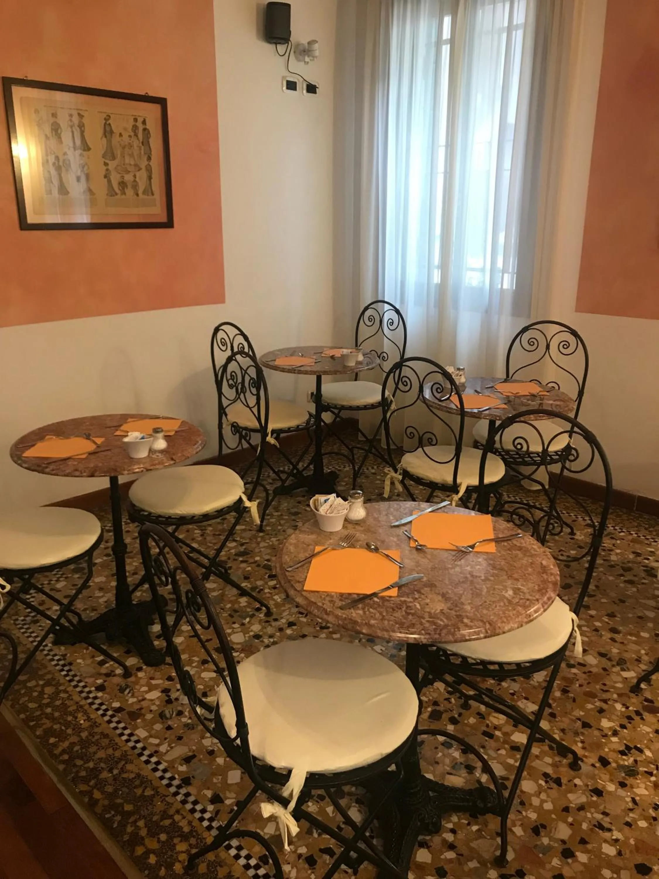 Restaurant/places to eat in Locanda Art Deco