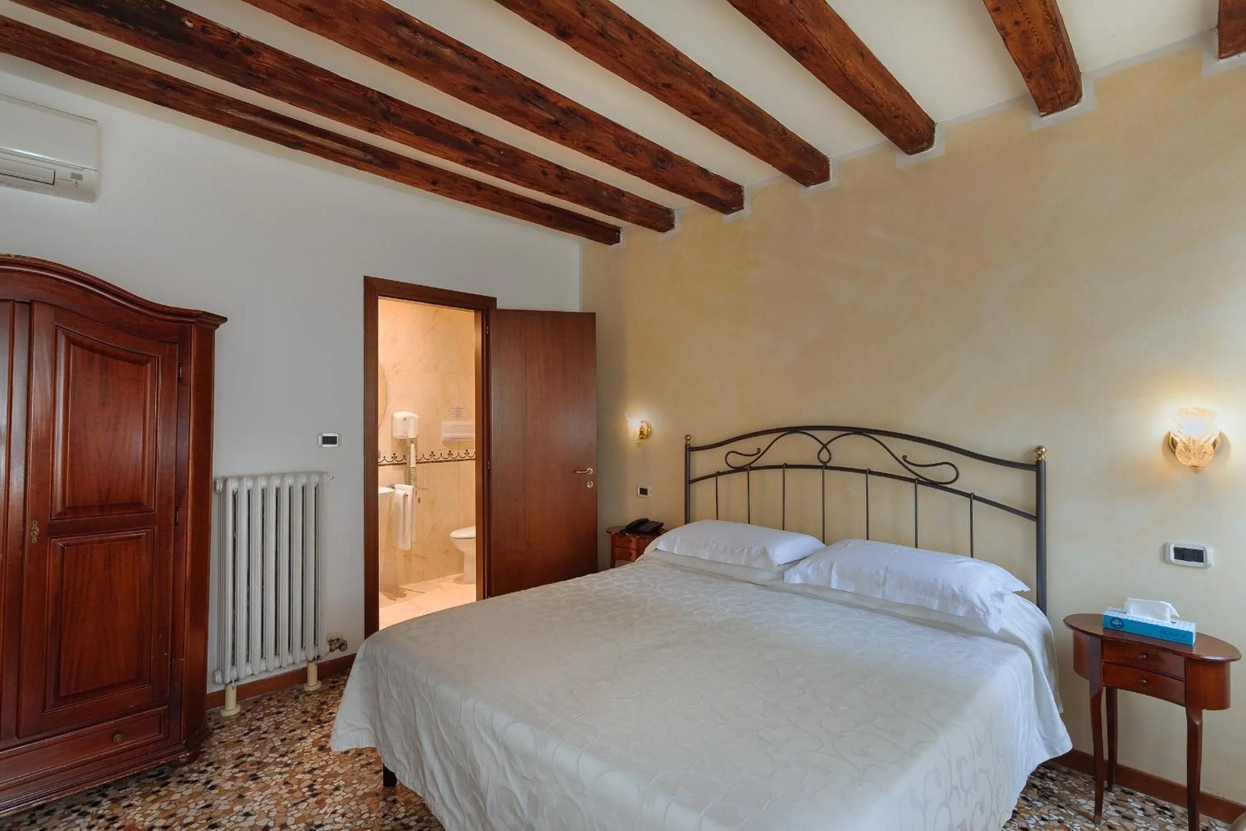 Bathroom, Bed in Locanda Art Deco