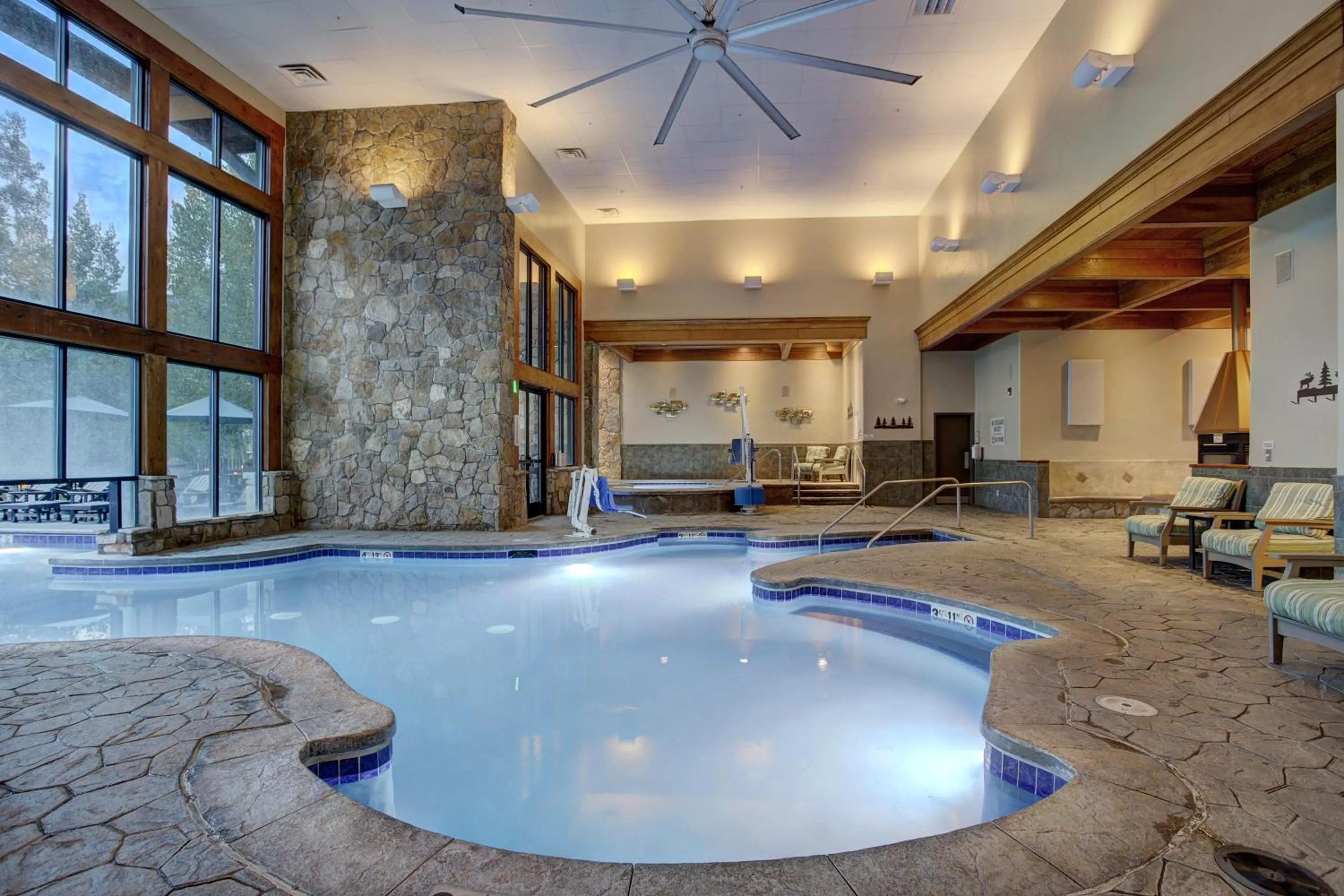 Swimming pool in Grand Timber Lodge