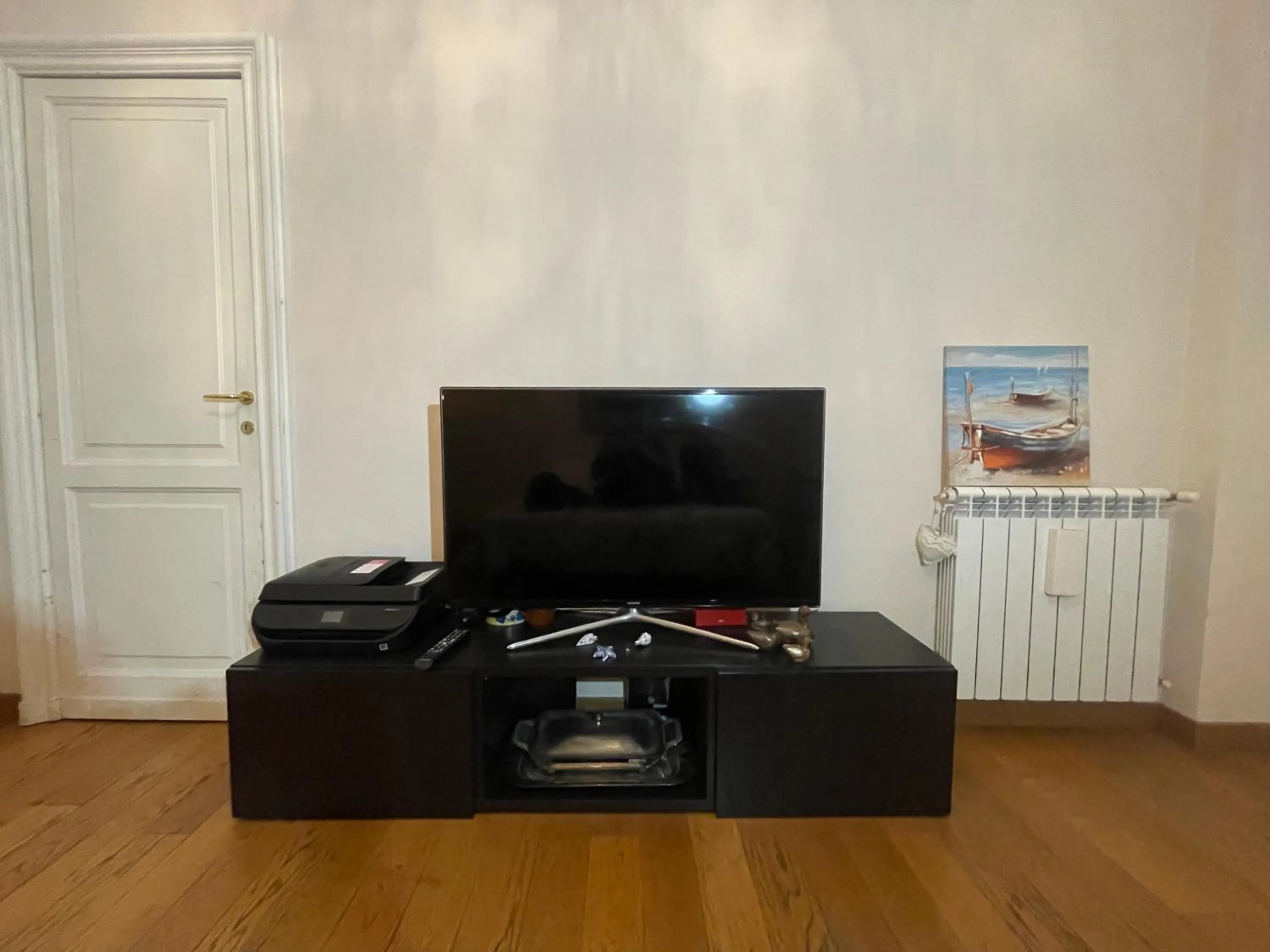 TV and multimedia in Paradise Suites - Brignole Station - Best Price Rooms - ALWAYS OPEN