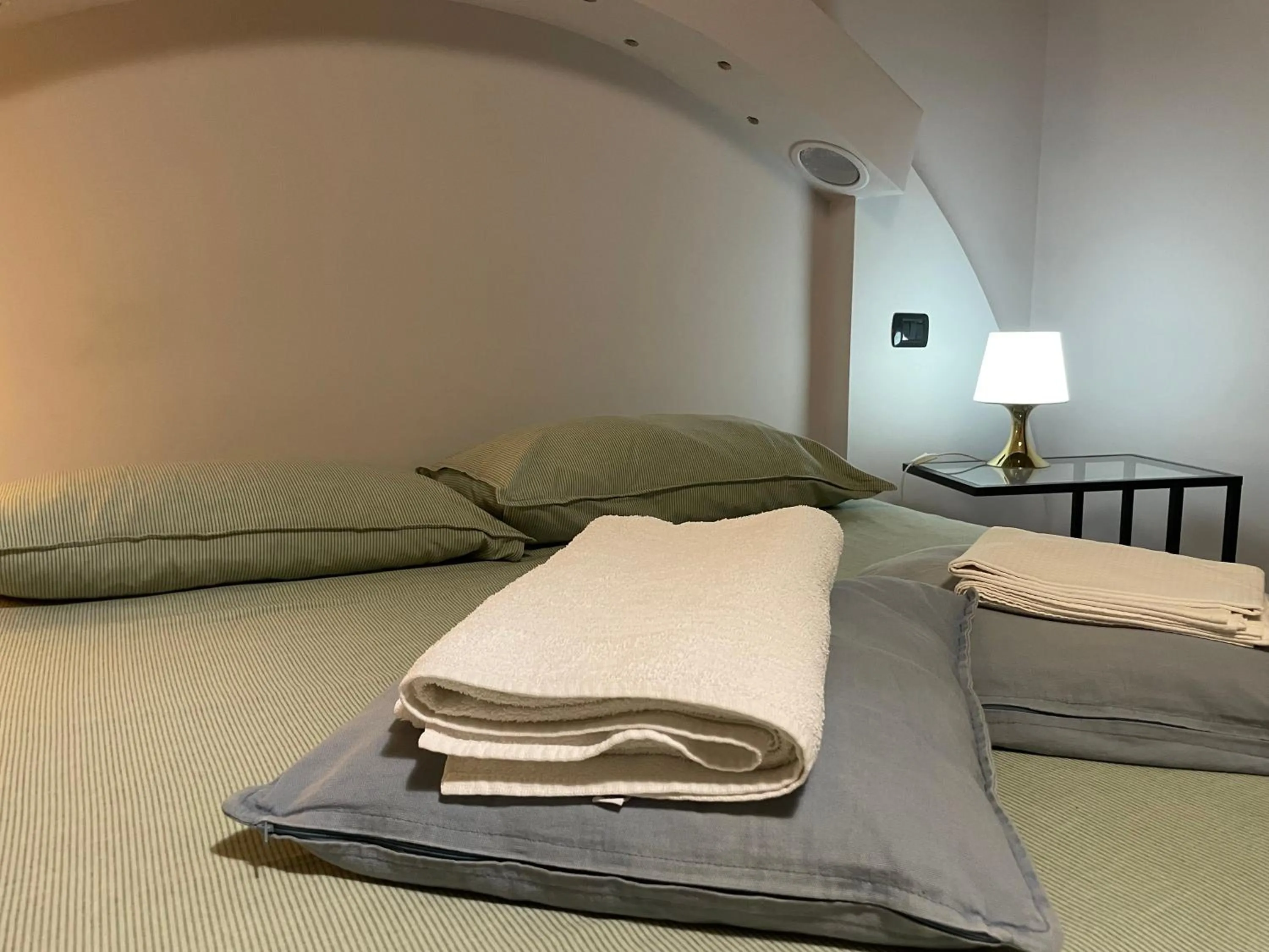 Bed in Paradise Rooms - Brignole Station - Private Rooms