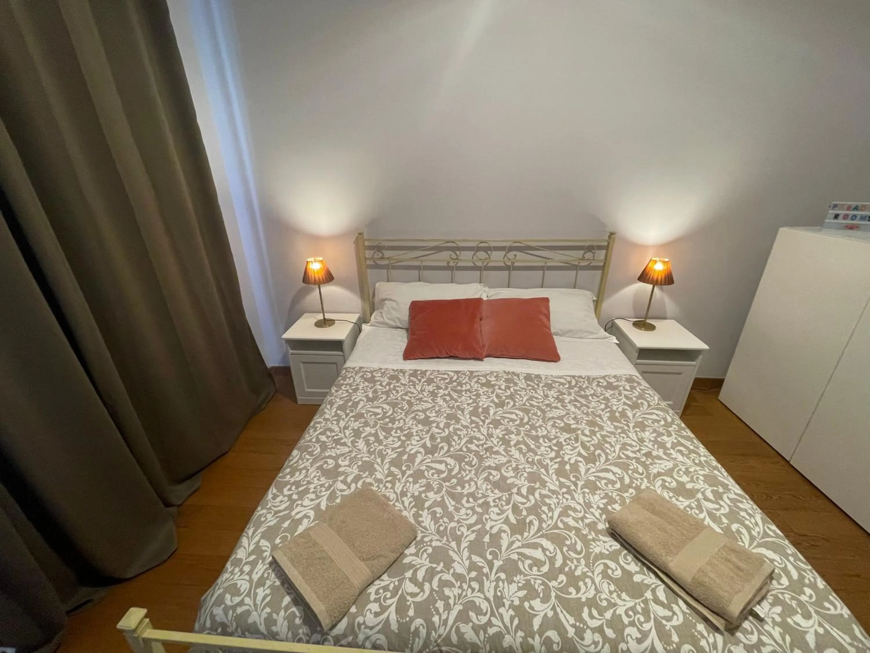 Bed in Paradise Rooms - Brignole Station - Private Rooms