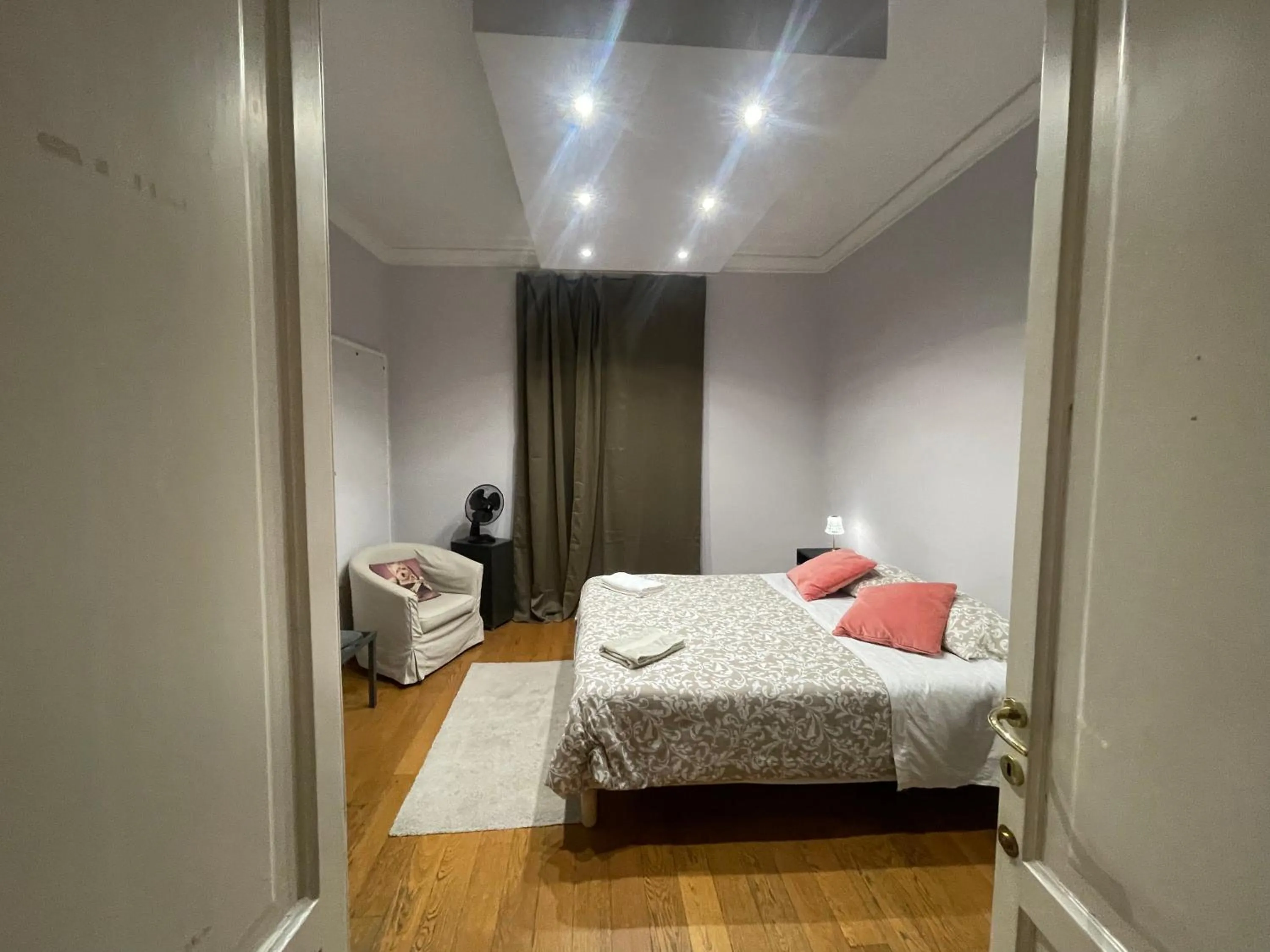 Photo of the whole room, Bed in Paradise Rooms - Brignole Station - Private Rooms