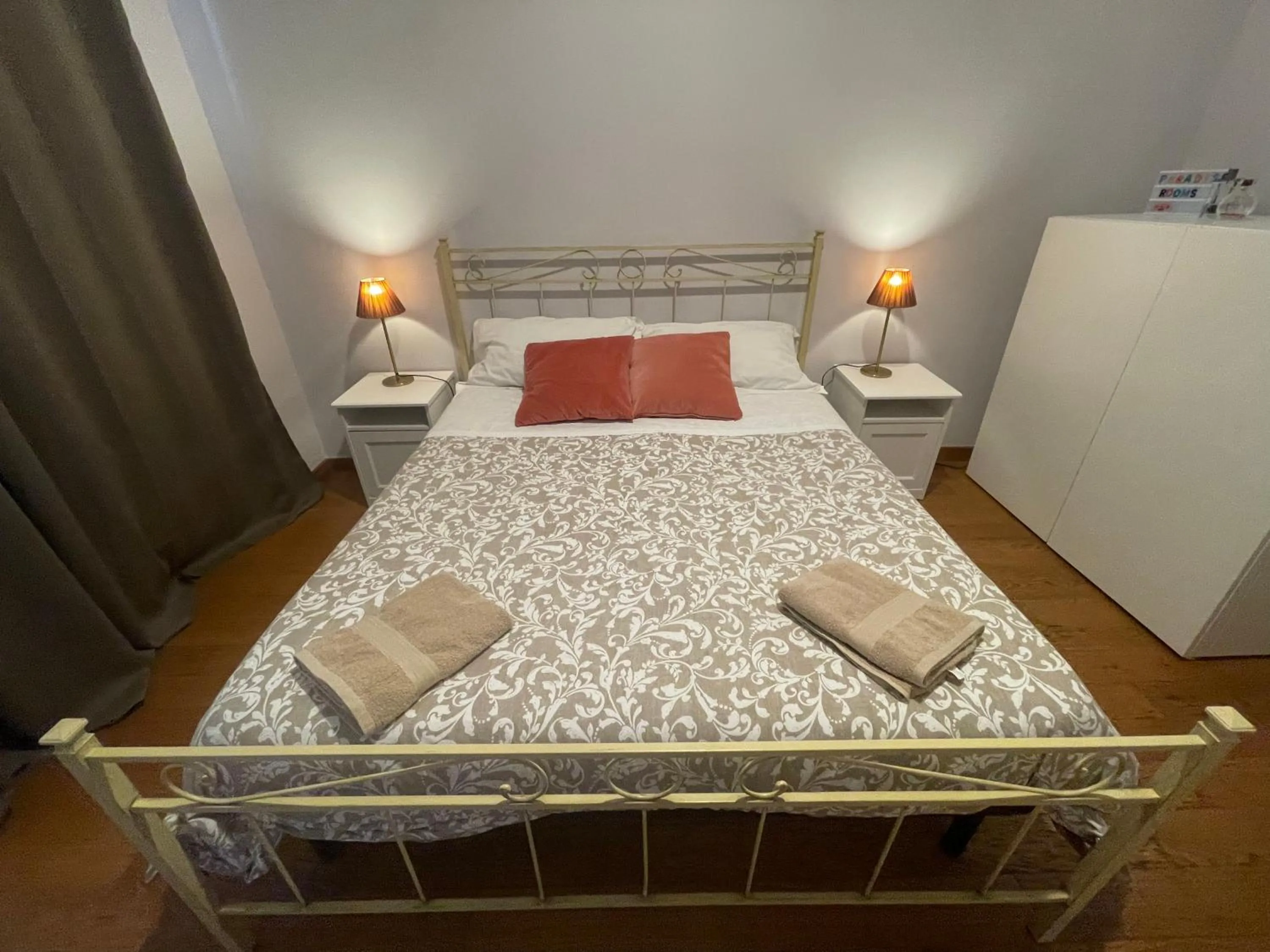 Bedroom, Bed in Paradise Rooms - Brignole Station - Private Rooms