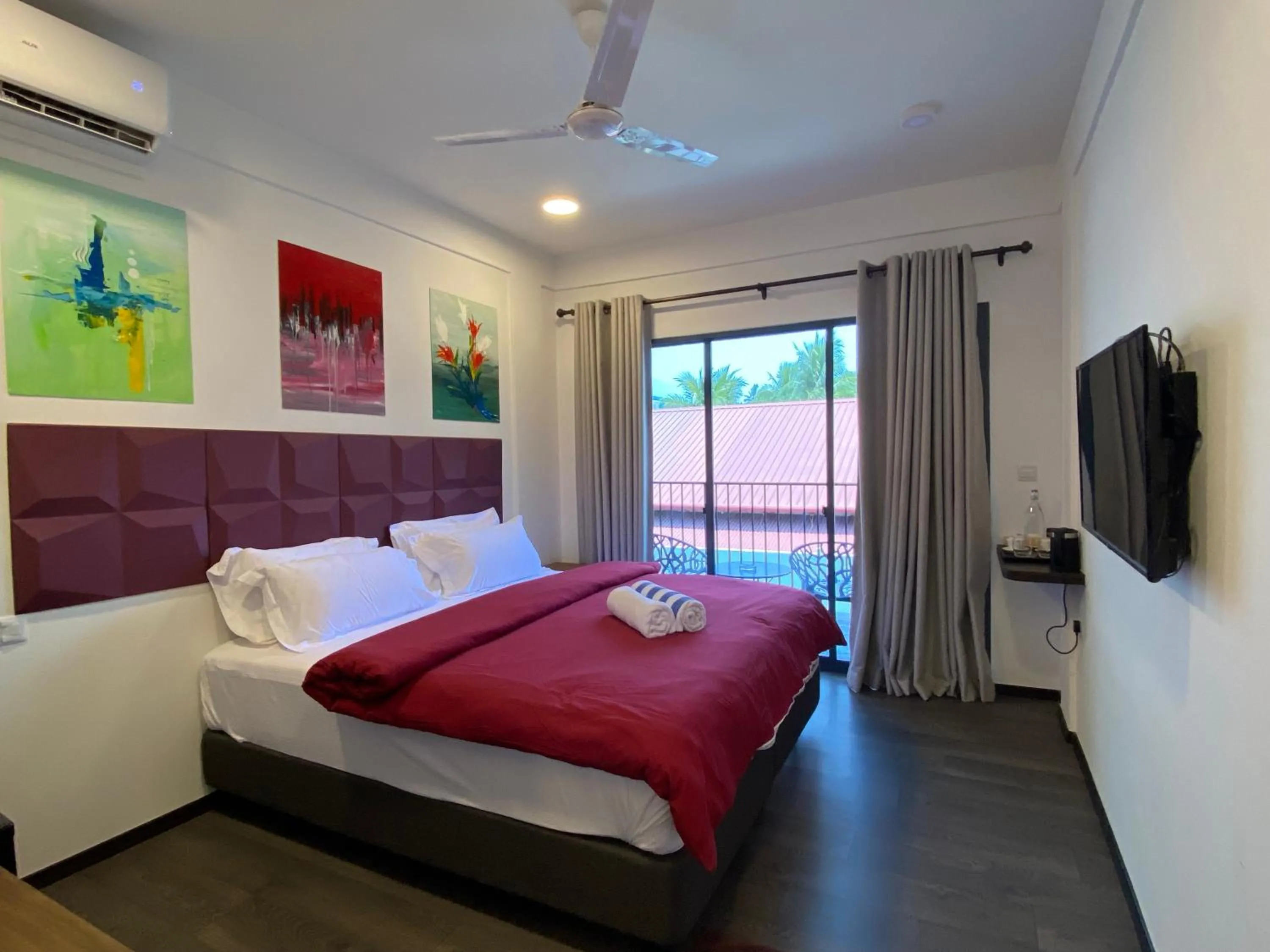 Photo of the whole room, Bed in chillax Thoddoo