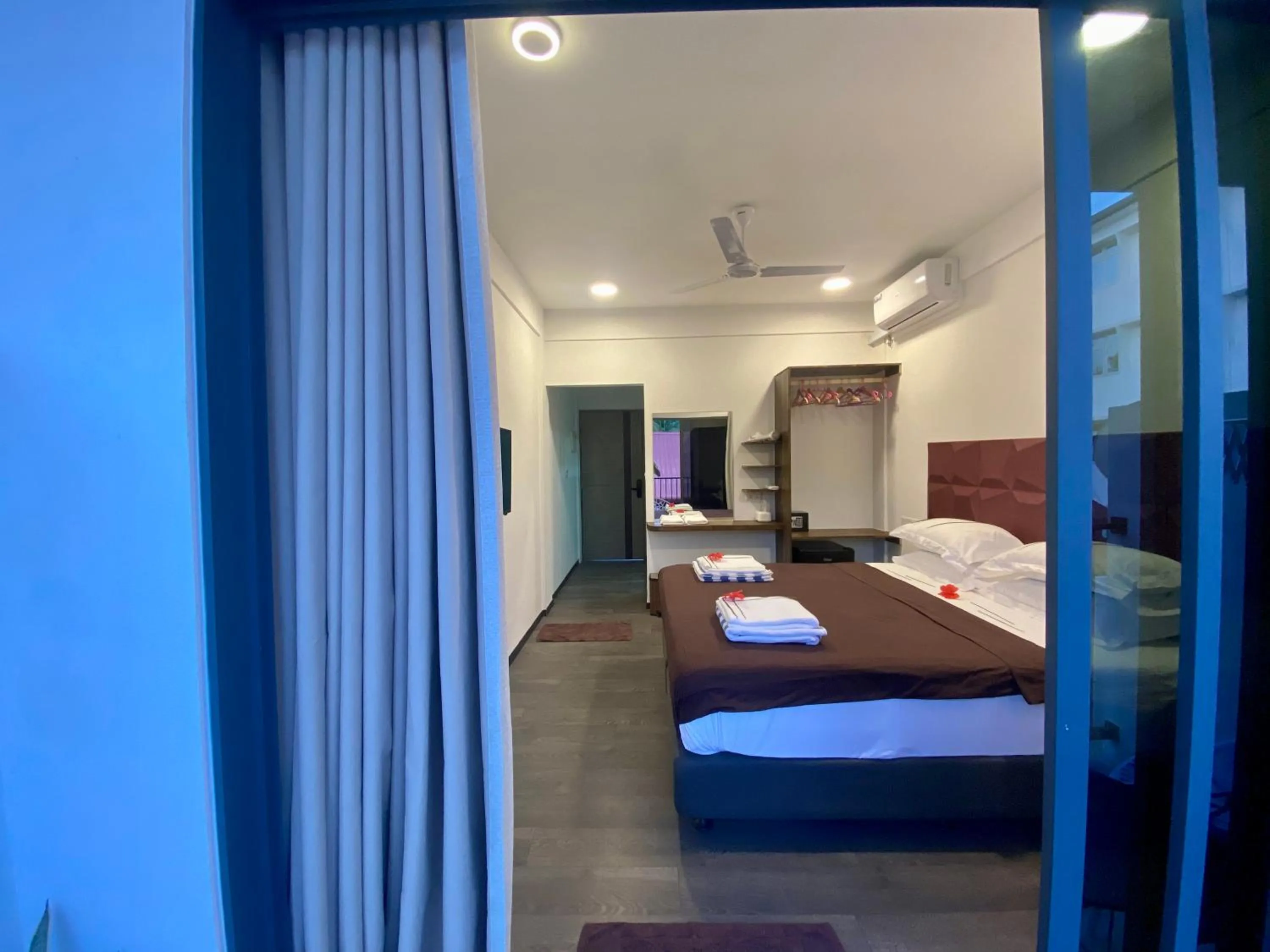 Photo of the whole room, Bed in chillax Thoddoo