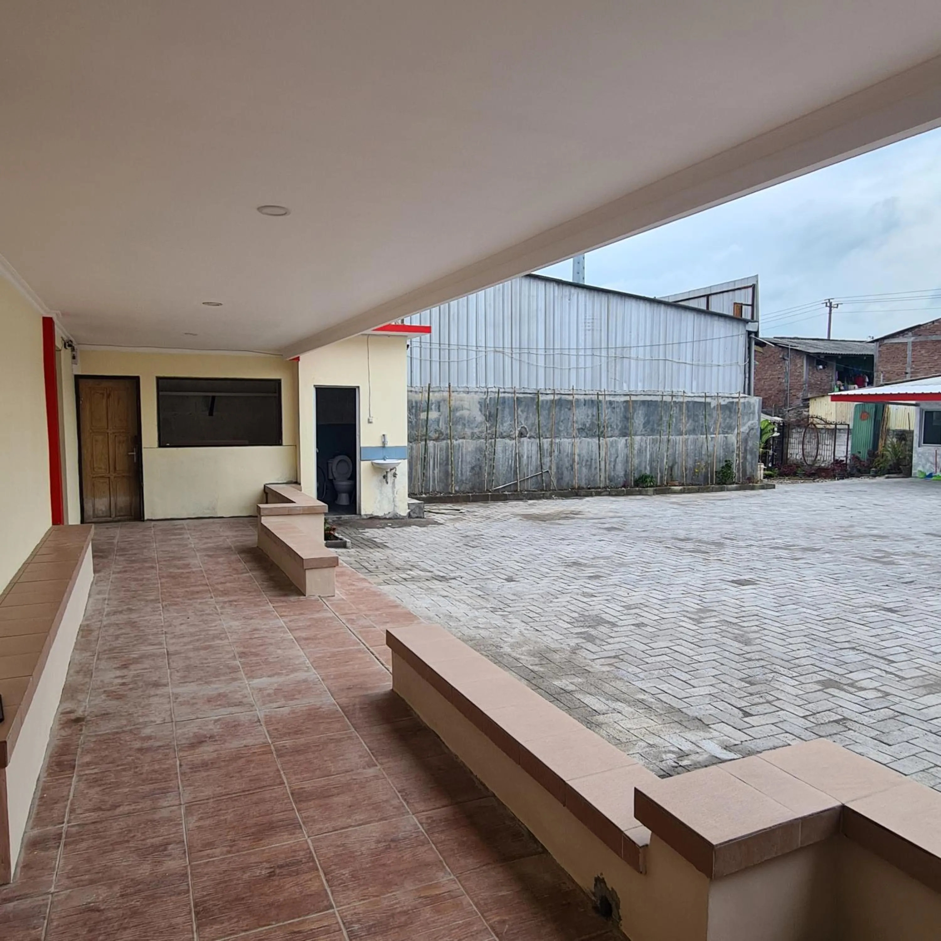 Balcony/Terrace in RedDoorz near Tugu Muda Semarang