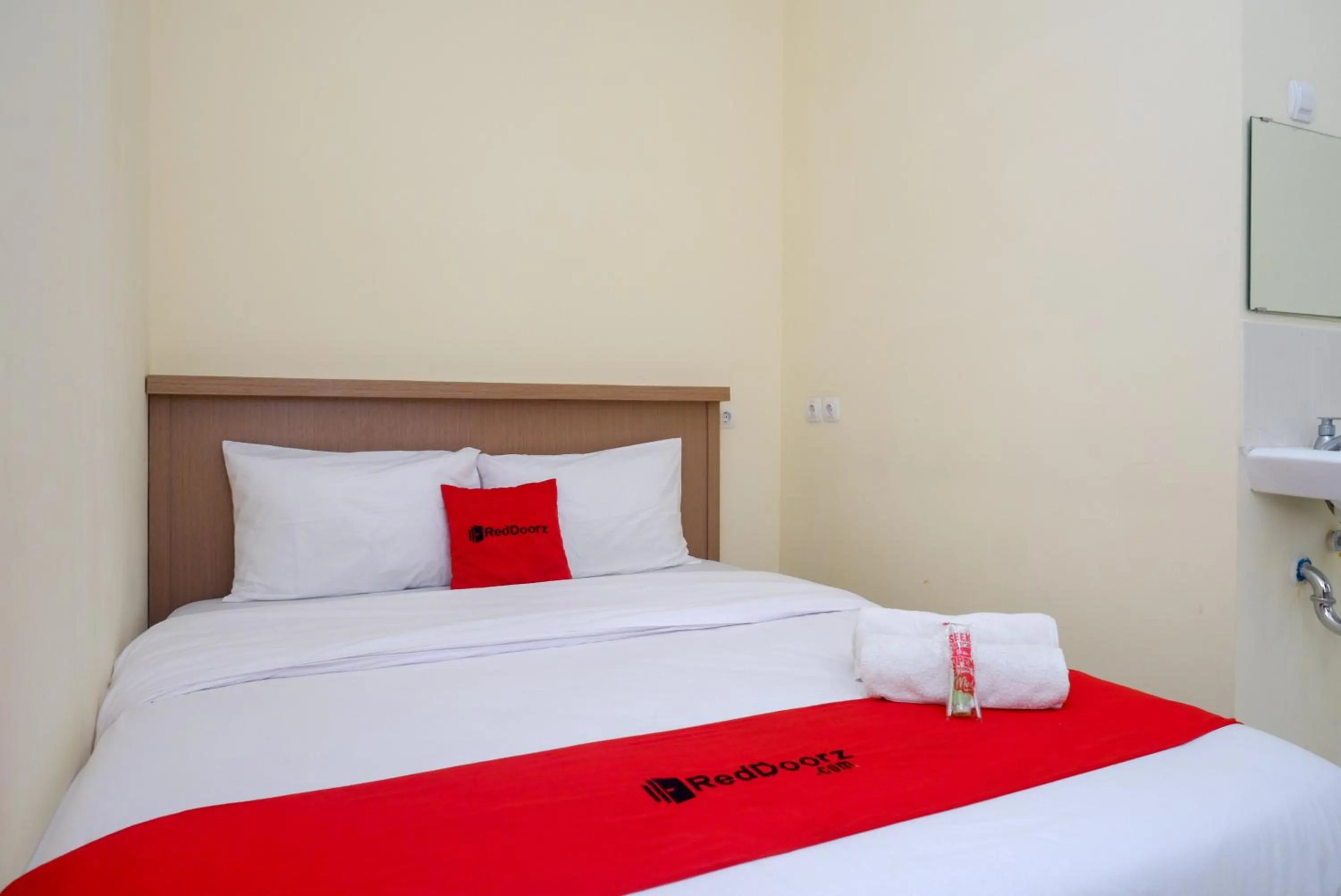 Bedroom, Bed in RedDoorz near Tugu Muda Semarang