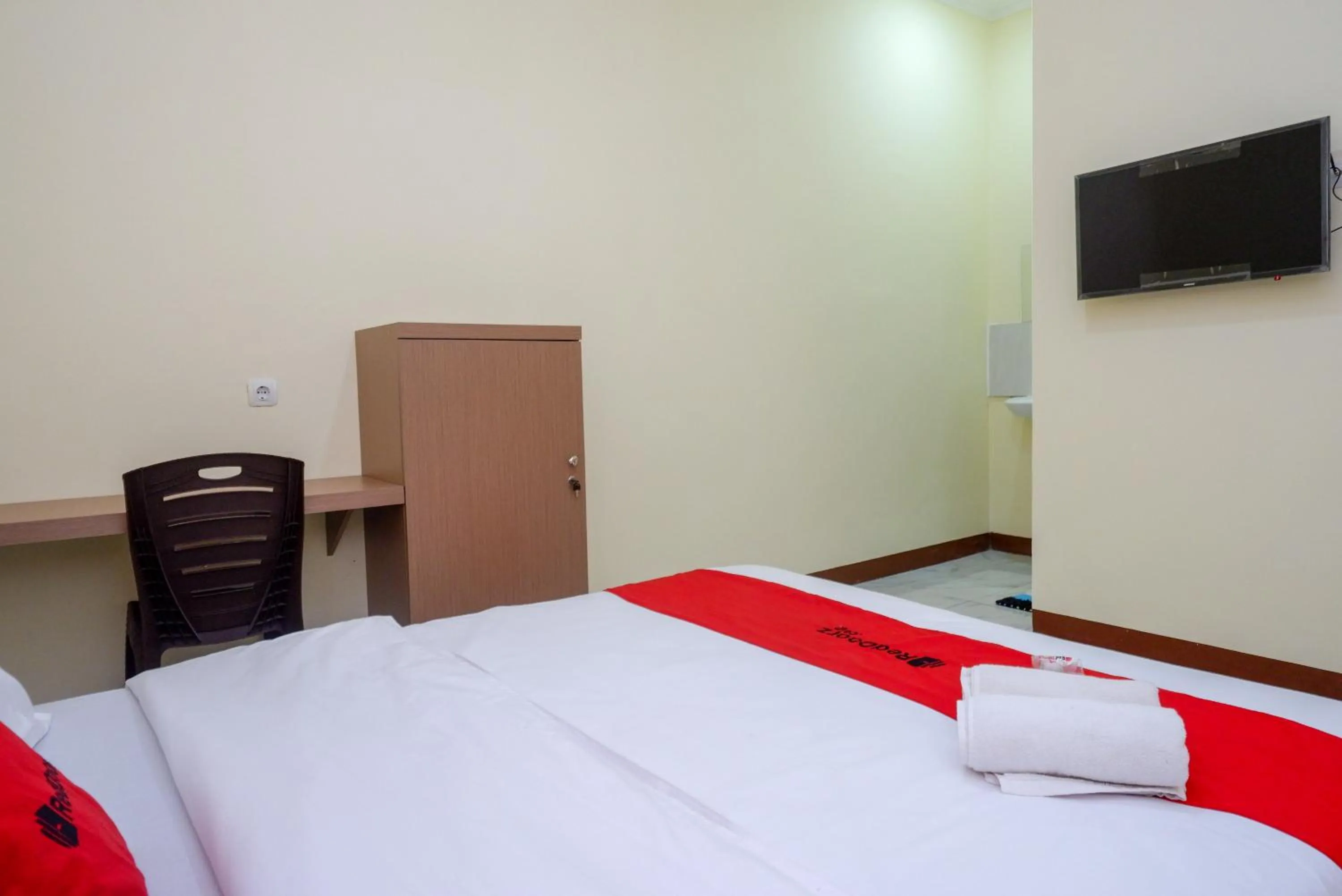 Bedroom, Bed in RedDoorz near Tugu Muda Semarang